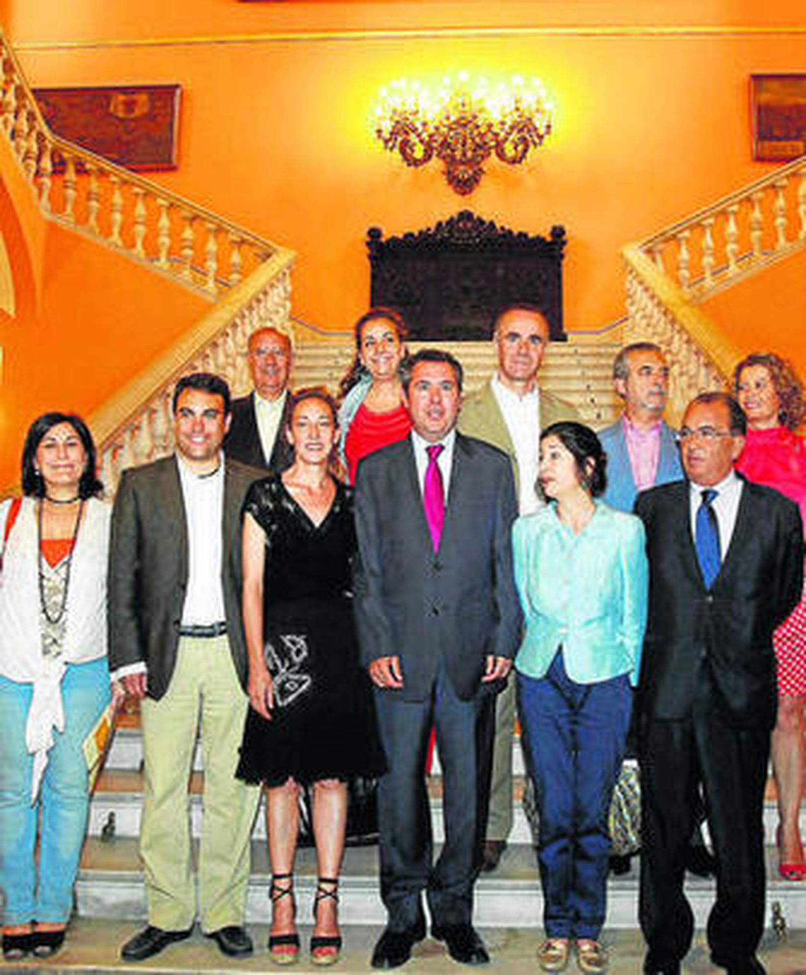 Antonio Muñoz, detrás de Espadas con el grupo municipal socialista.