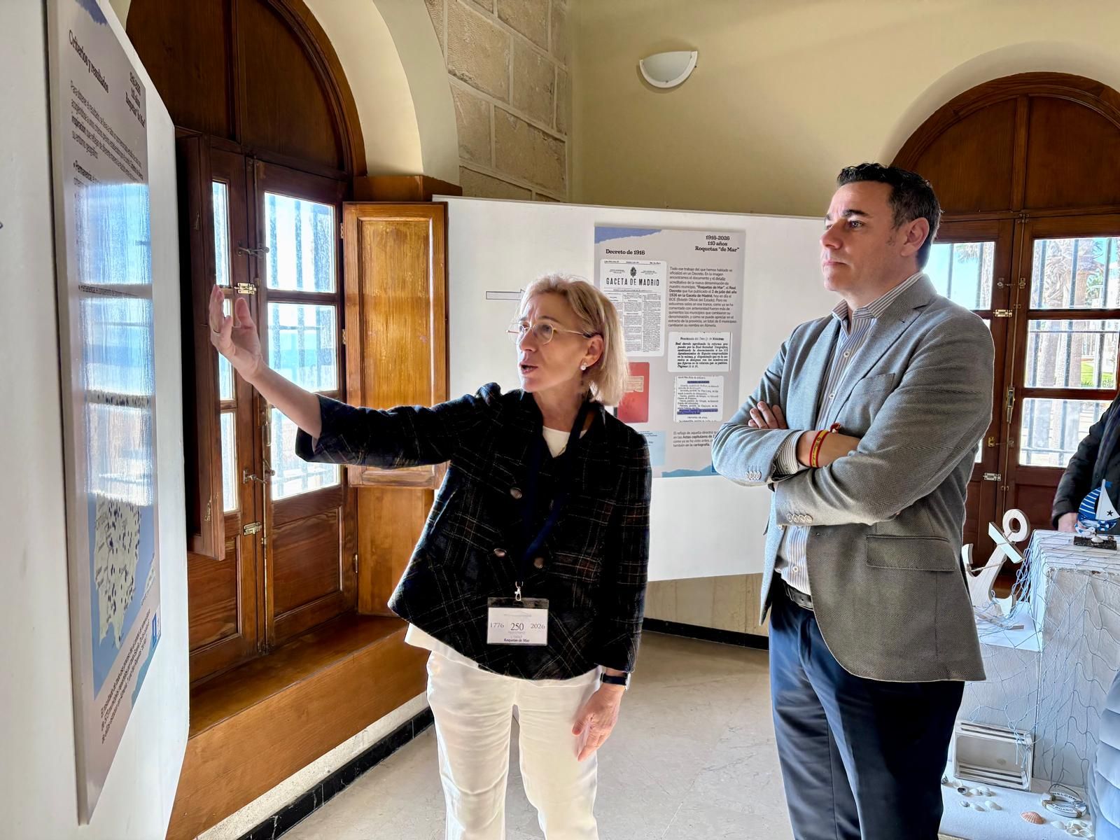 María José López Carmona con el concejal Daniel Salcedo recorriendo la exposición en el Faro.