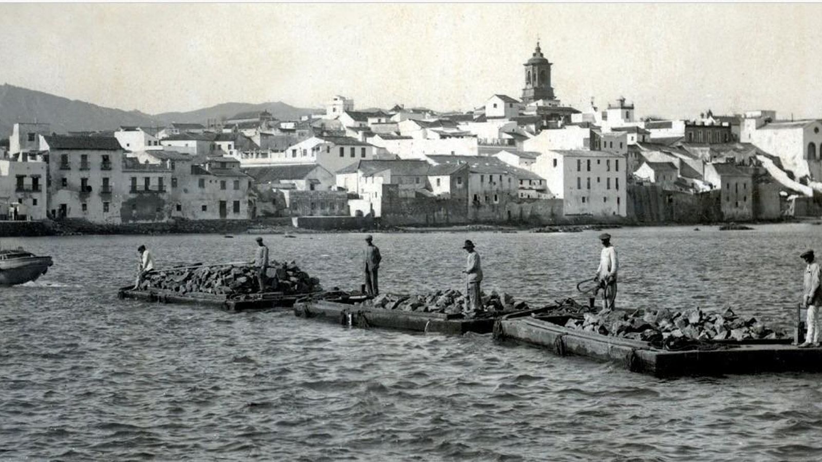 Chalanas transportando escollera para las obras del muelle de la Galera. Año 1917 (Archivo de la APBA).