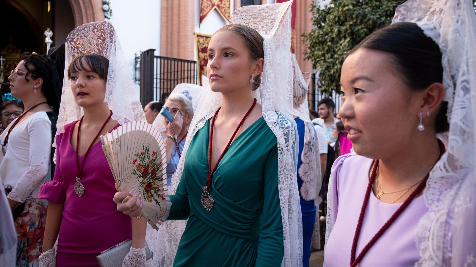 Mujeres vestidas de mantilla blanca en el cortejo de la procesión