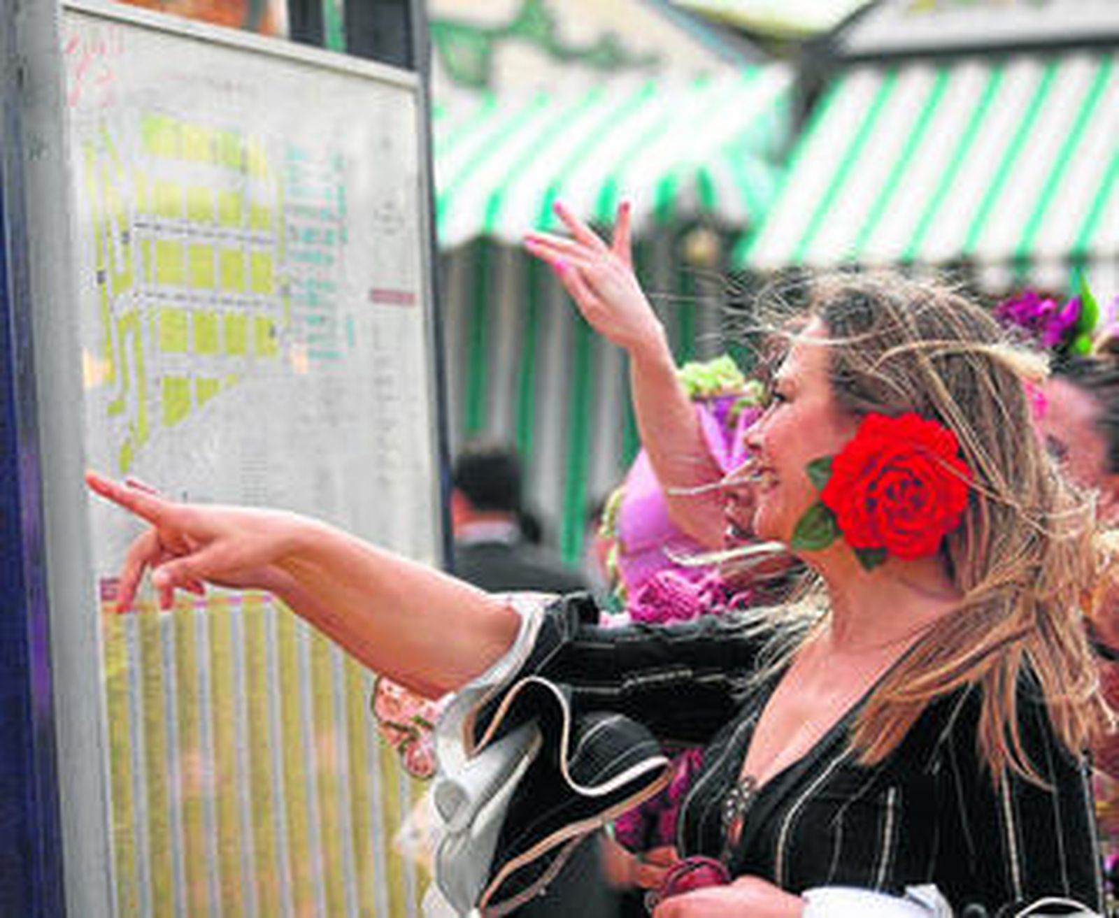 Javier Villa atiende a dos jóvenes en el punto de información.