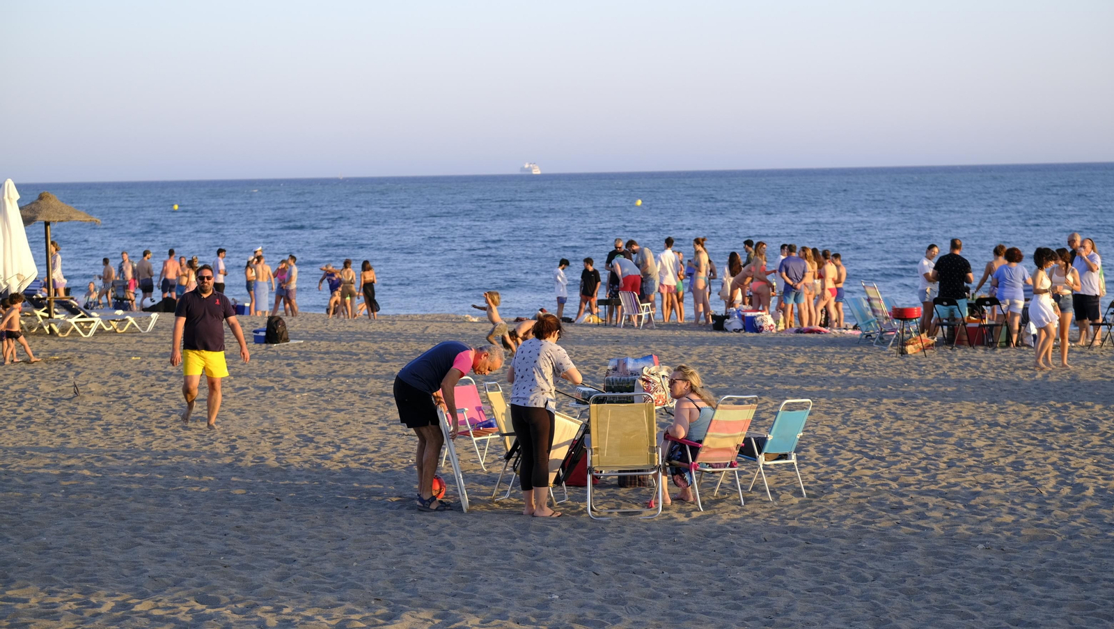 Imágenes de las hogueras de la Noche de San Juan en Almería capital