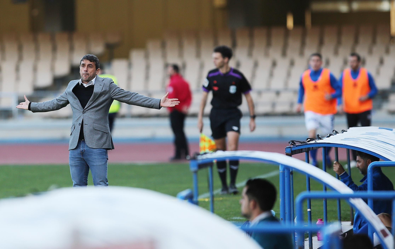 Masegosa, técnico azulino, abre los brazos en señal de desesperación en la banda.