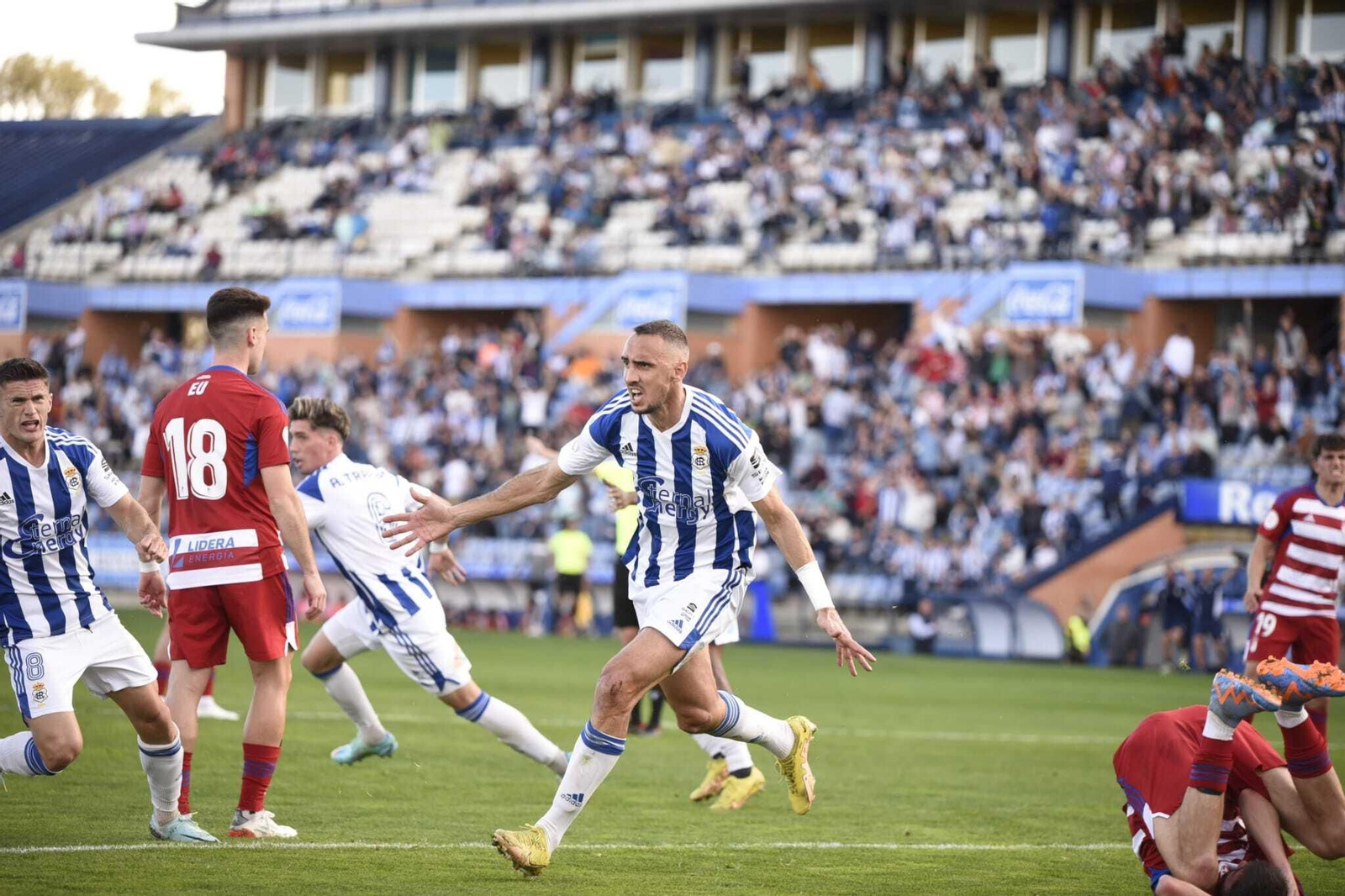 Pablo Caballero celebra el tanto de la victoria recreativista.