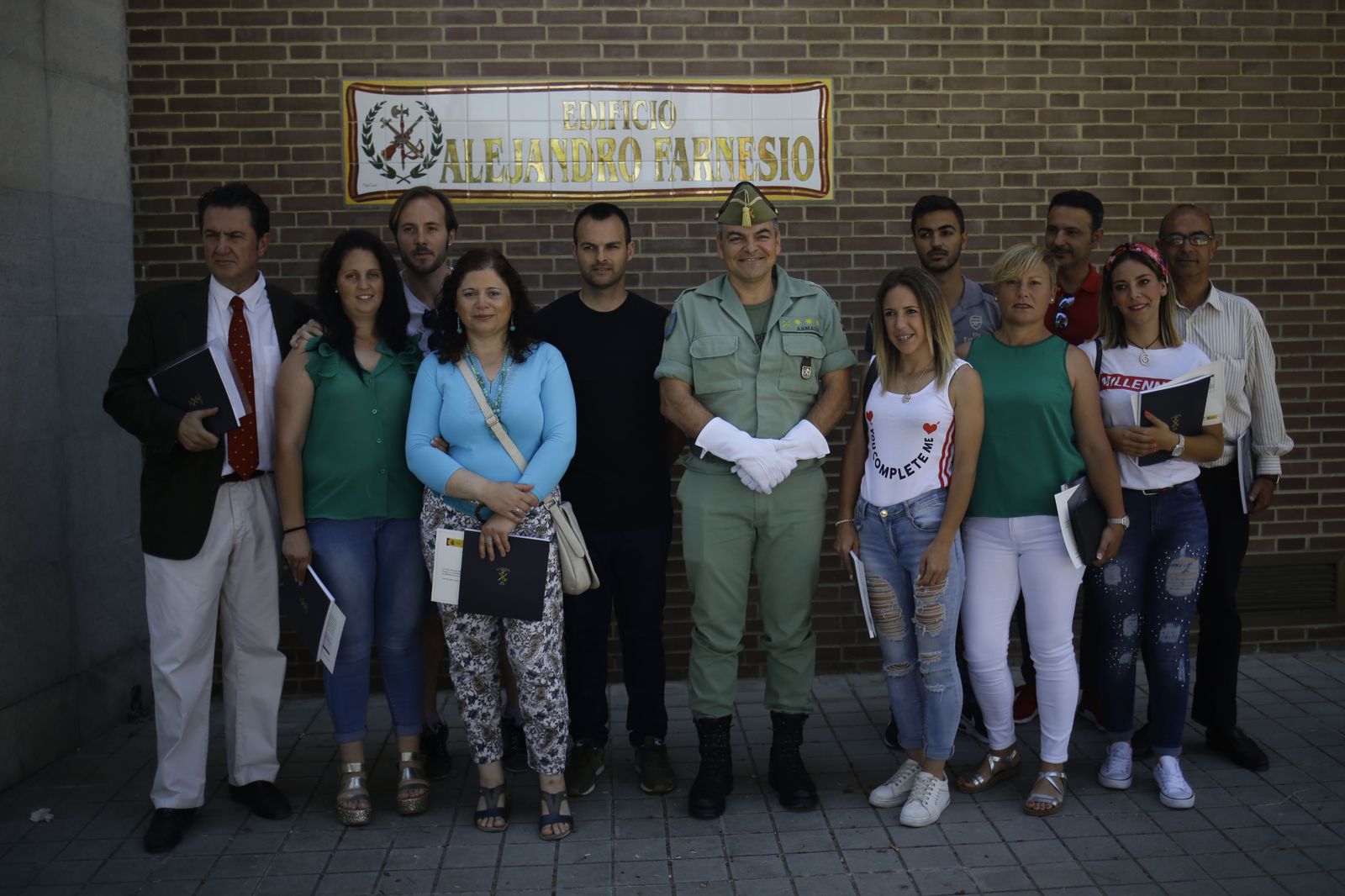 Alumnos, formadores y el coronel, Ramón Armada, tras finalizar el curso de formación.