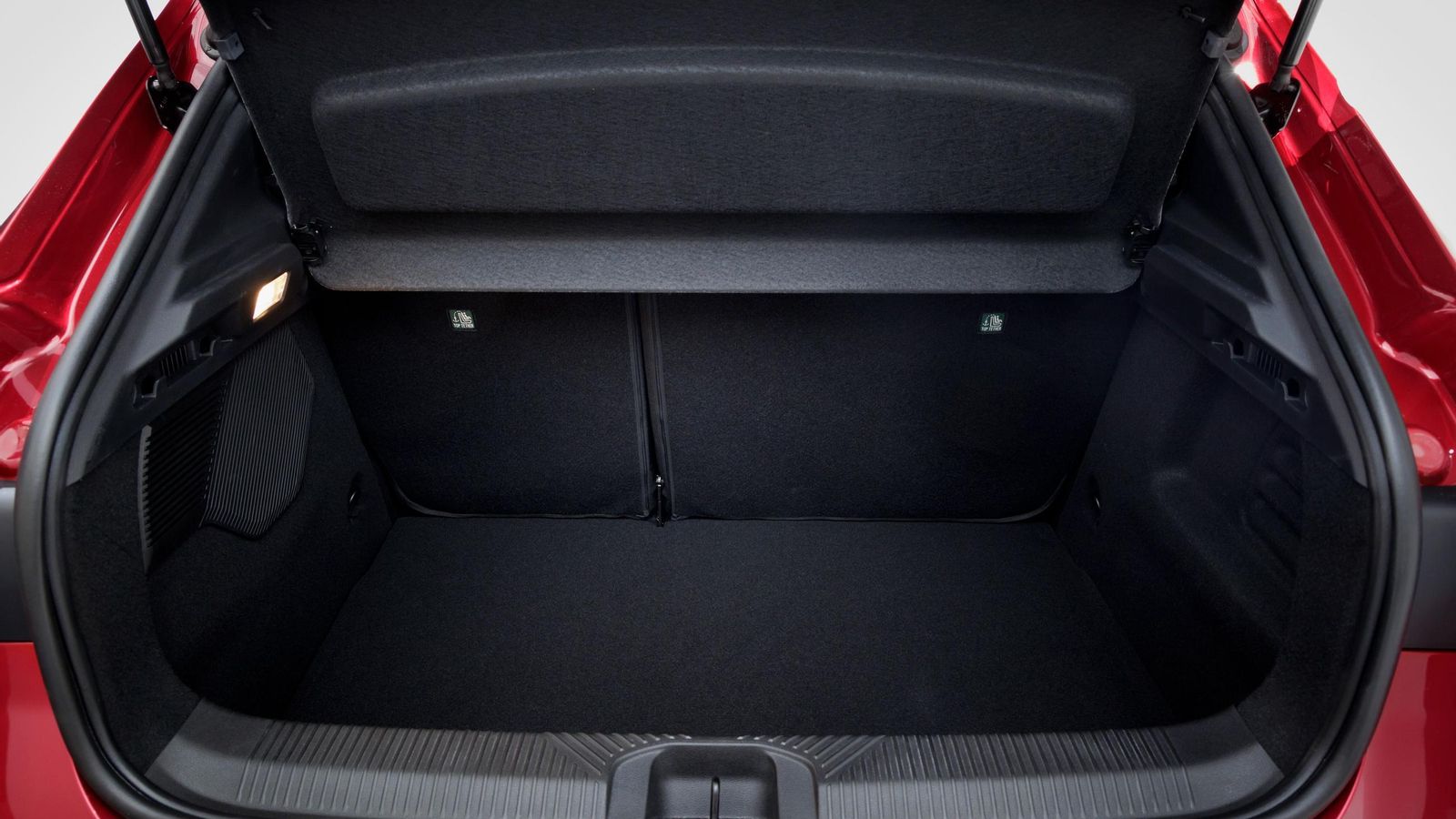 Renault afirma haber rebajado el plano de carga del maletero 4 cm, aunque es probable que aún se mantenga muy alto respecto al suelo.