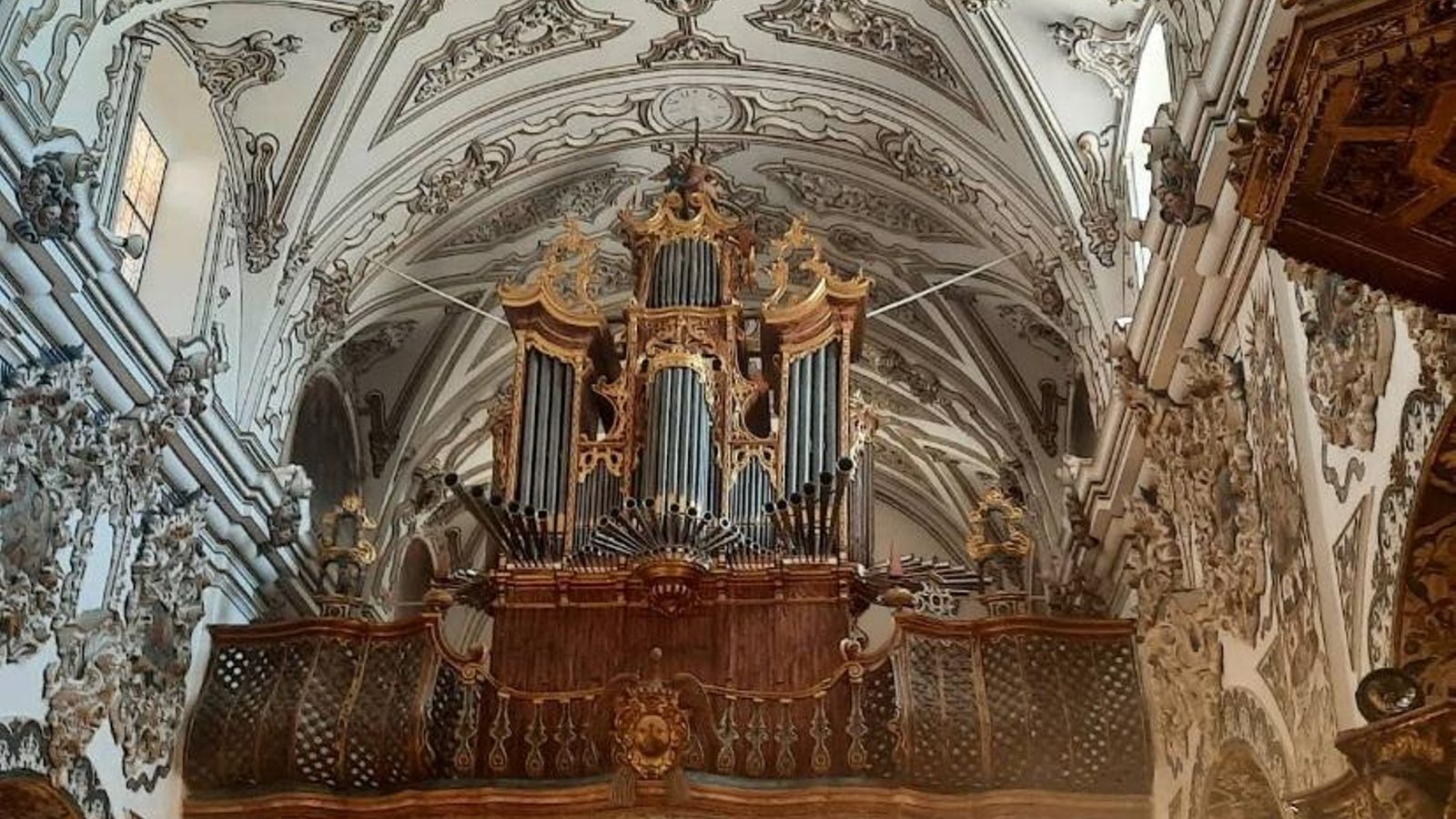 Órgano en el coro de la Iglesia de los Descalzos, del siglo XVIII.