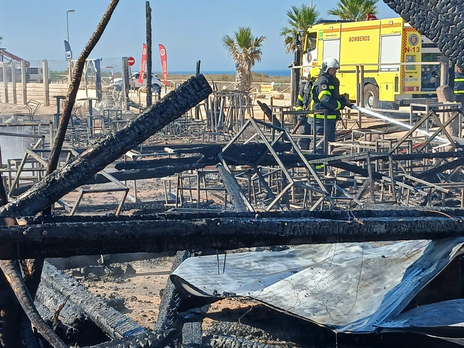 Las imágenes del incendio del chiringuito El Arenal de El Palmar
