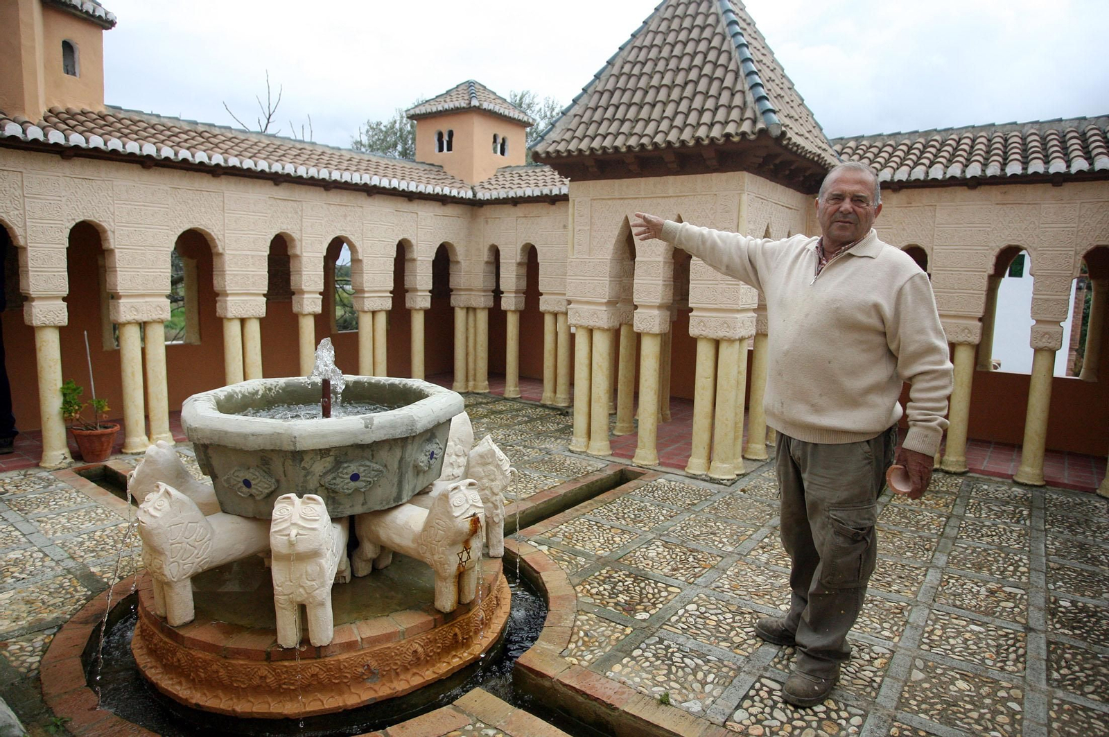 Imagen de archivo de Juan Bermúdez en el Patio de los Leones de su finca.