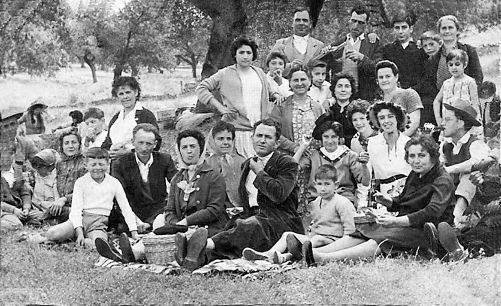 Grupo de amigos de fiesta en el campo de La Nava.