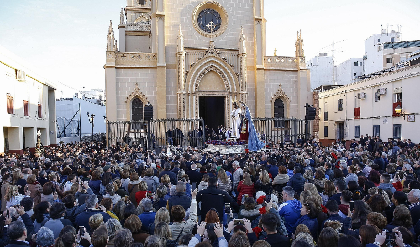Fieles congregados ante la imagen del Cautivo.