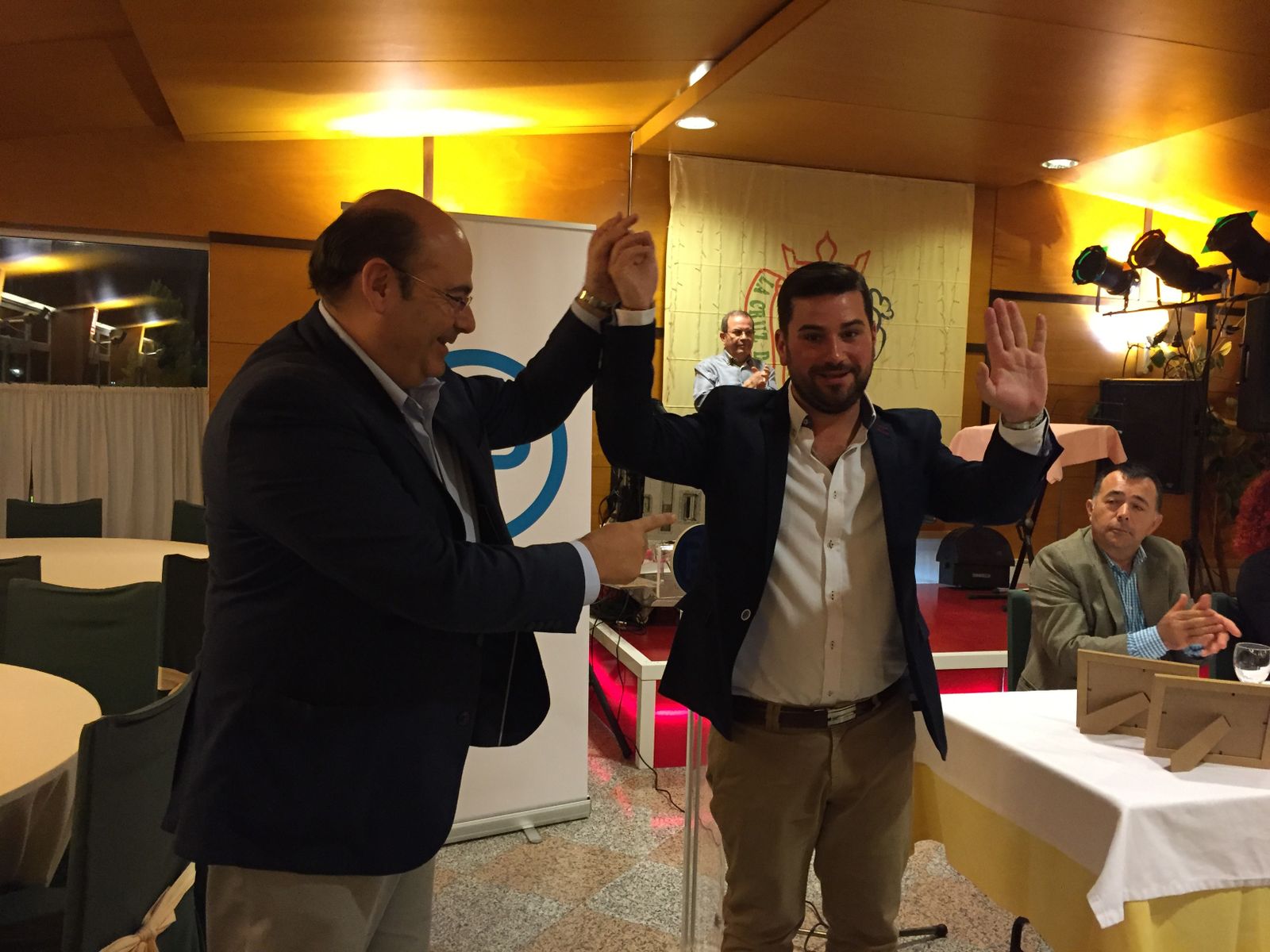 Sebastián Pérez felicita a Antonio Duarte tras salir elegido presidente del PP de Pinos Puente en 2017