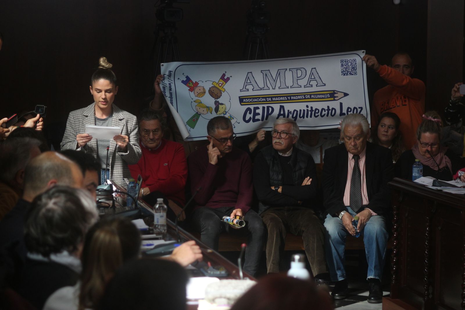 Una representante de la AMPA del Colegio Arquitecto Leoz tomó la palabra en el pleno
