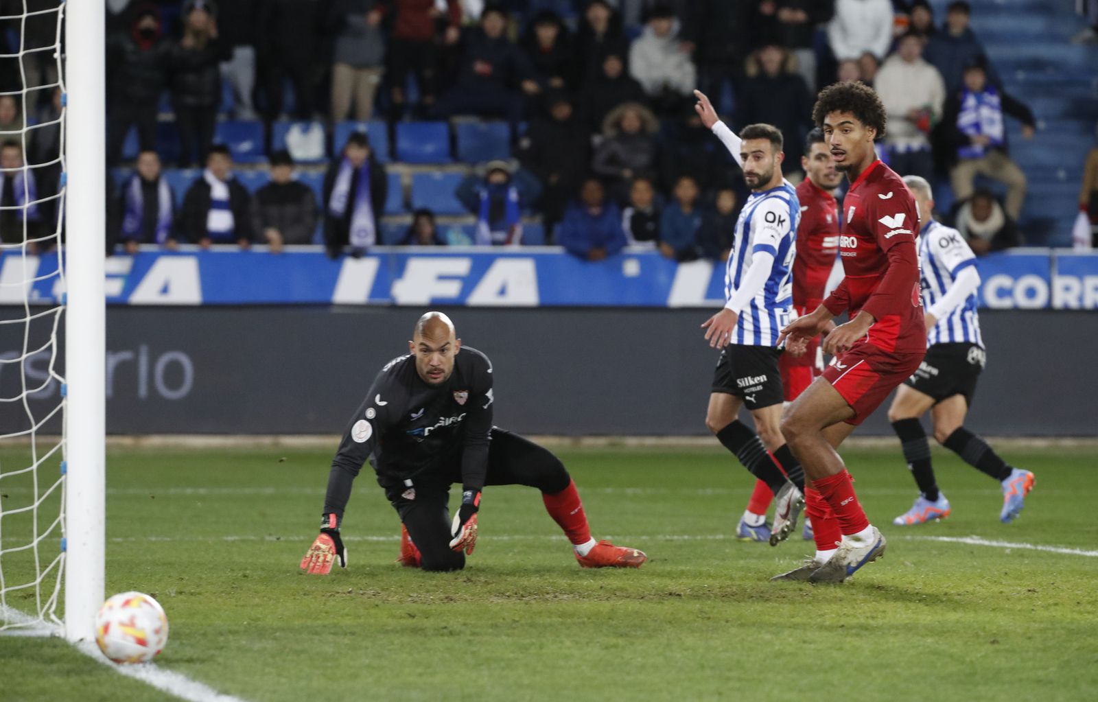 Badé y Dmitrovic observan con una mezcla de susto y alivio el último disparo de Salva Sevilla.