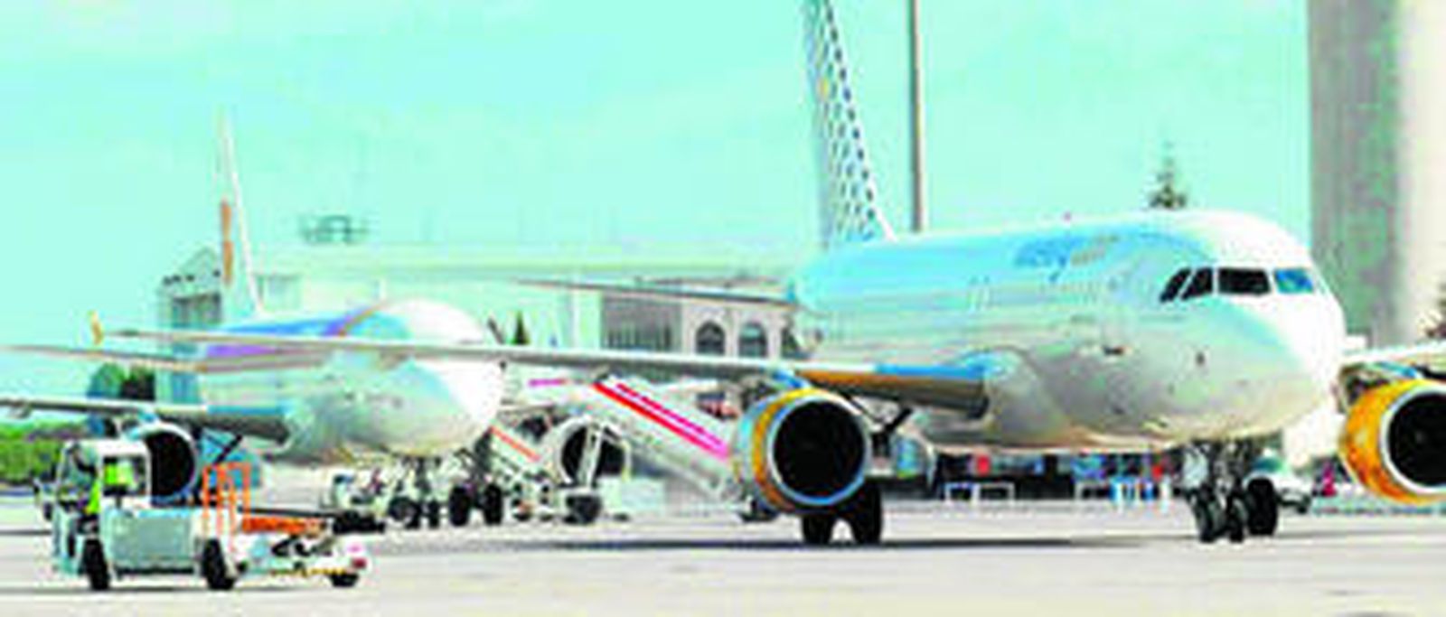 Un avión de Vueling delante de otro de Iberia minutos antes de despegar en el Aeropuerto de Granada.