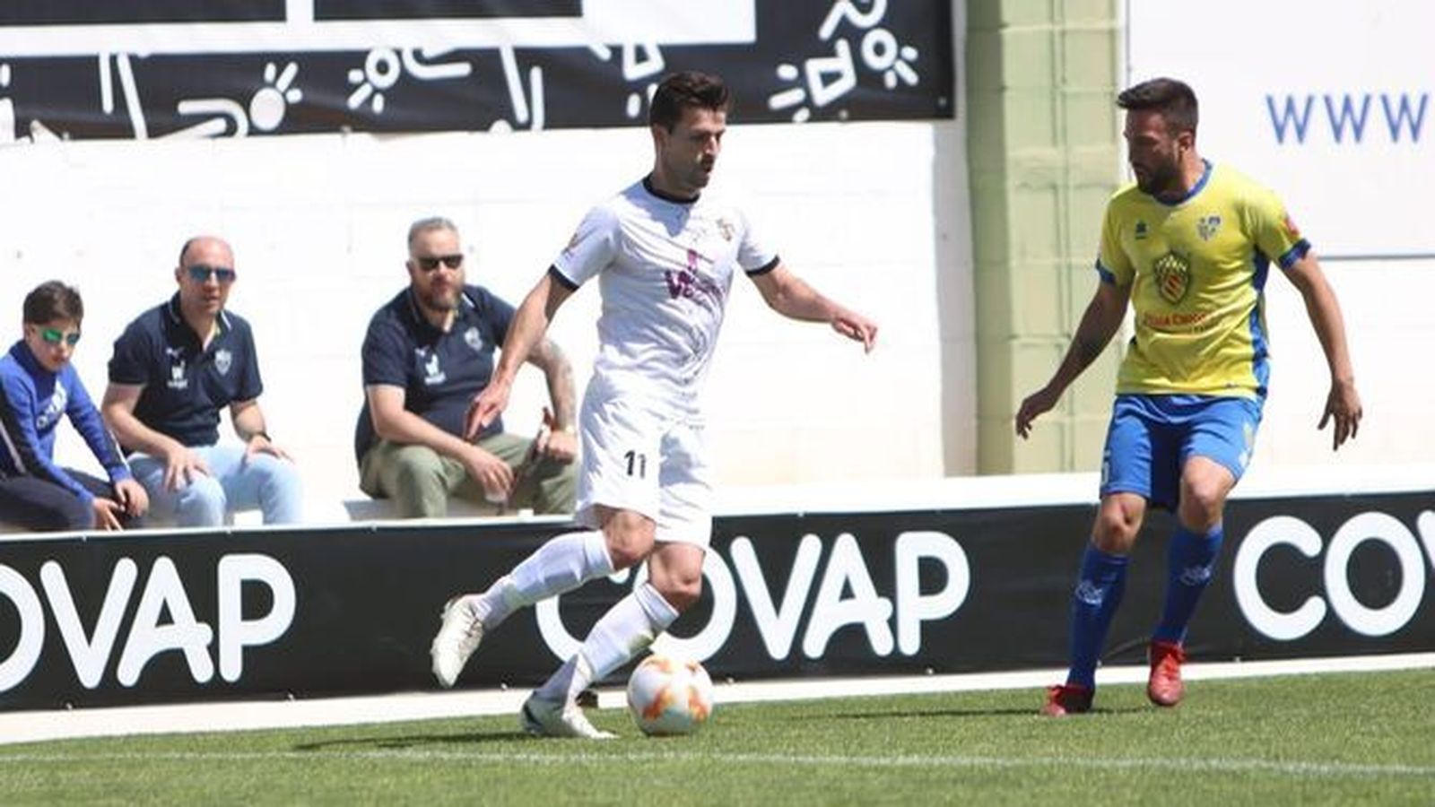 Gonzalo presiona a León, jugador del conjunto cordobés.