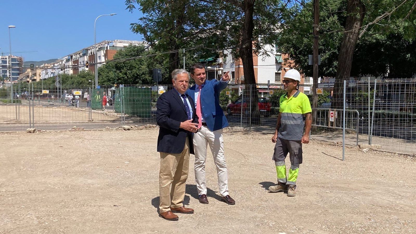 Salvador Fuentes y José María Bellido visitan la zona de las obras.