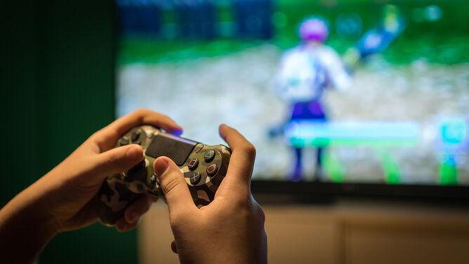 Niño juega con un mando a videojuegos.