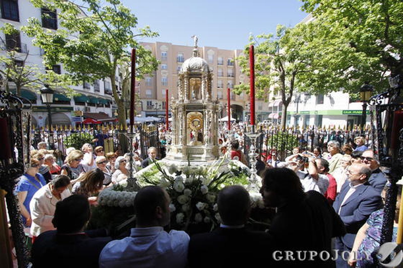 Cuatro altares reciben al Santísimo Sacramento en el recorrido por el centro de La Línea.

Foto: Fran Montes