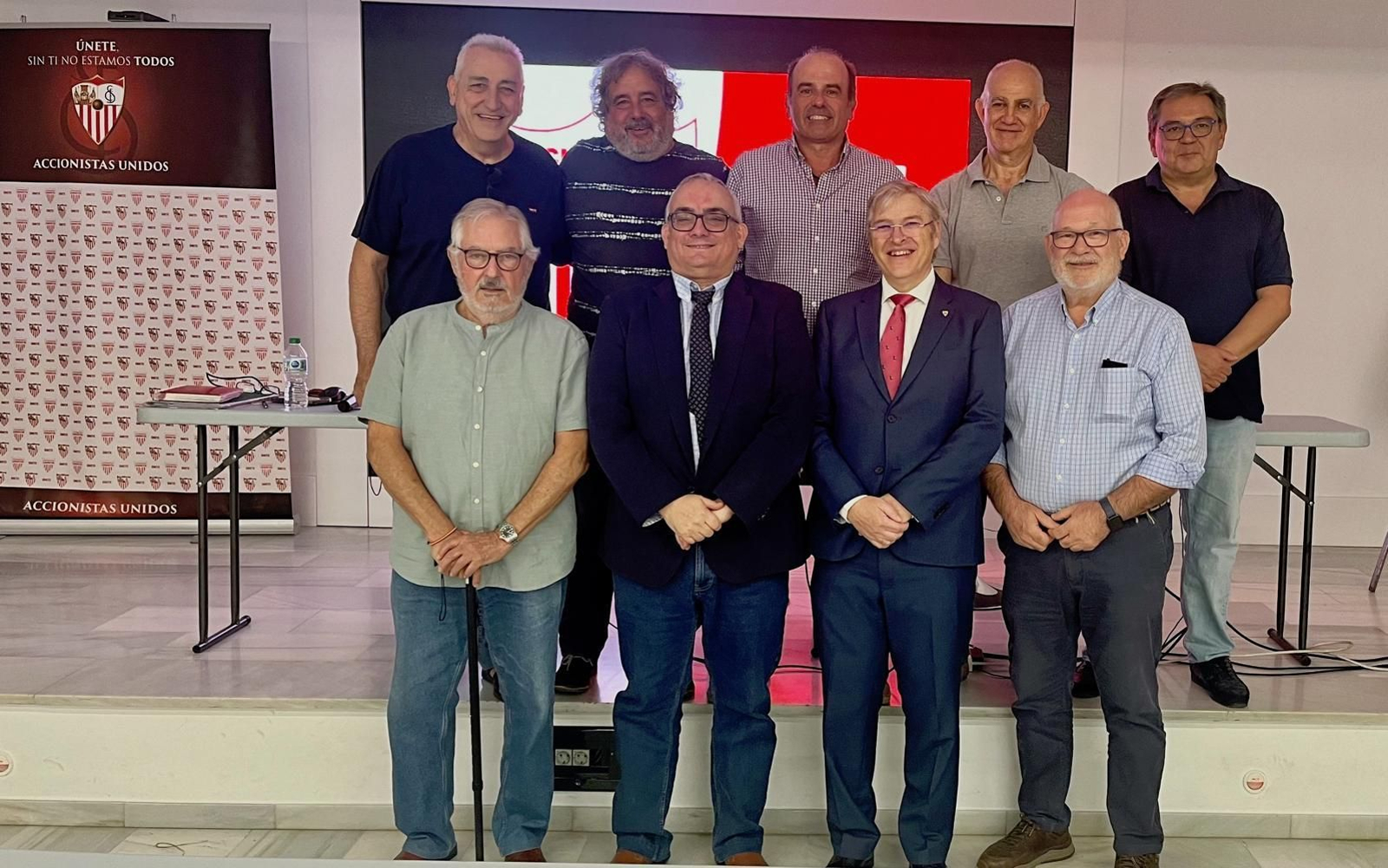 La junta directiva de Accionistas Unidos, tras una asamblea de la plataforma.