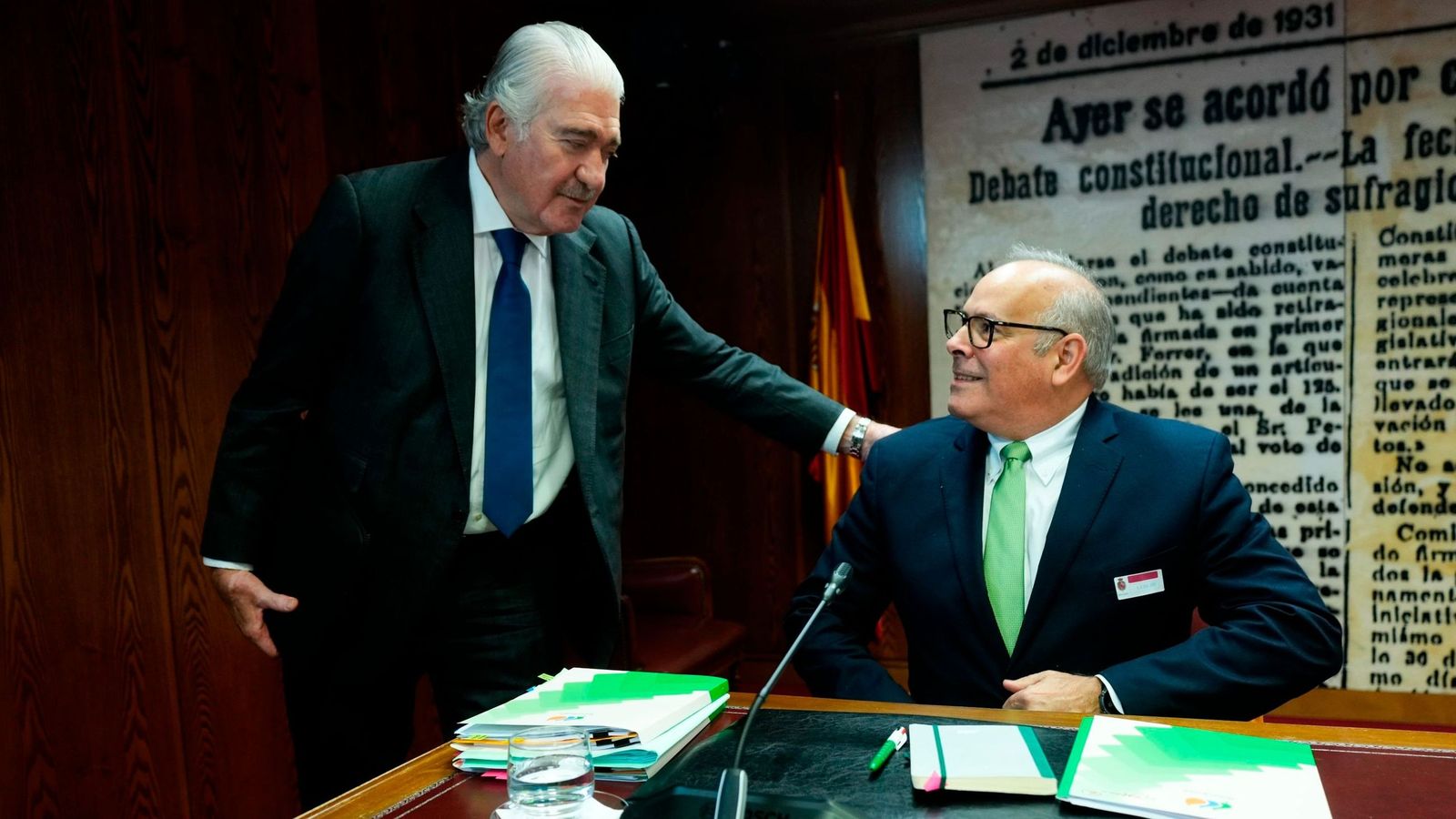 El consejero delegado de Endesa, José Bogas, saluda al consejero delegado de Iberdrola España, Mario Ruiz-Tagle, este jueves en el Senado.
