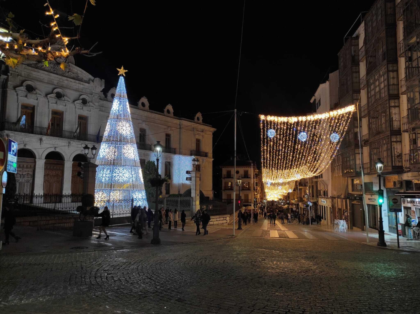 Vista de la calle Bernabé Soriano, una de las que tiene el alumbrado más bonito.