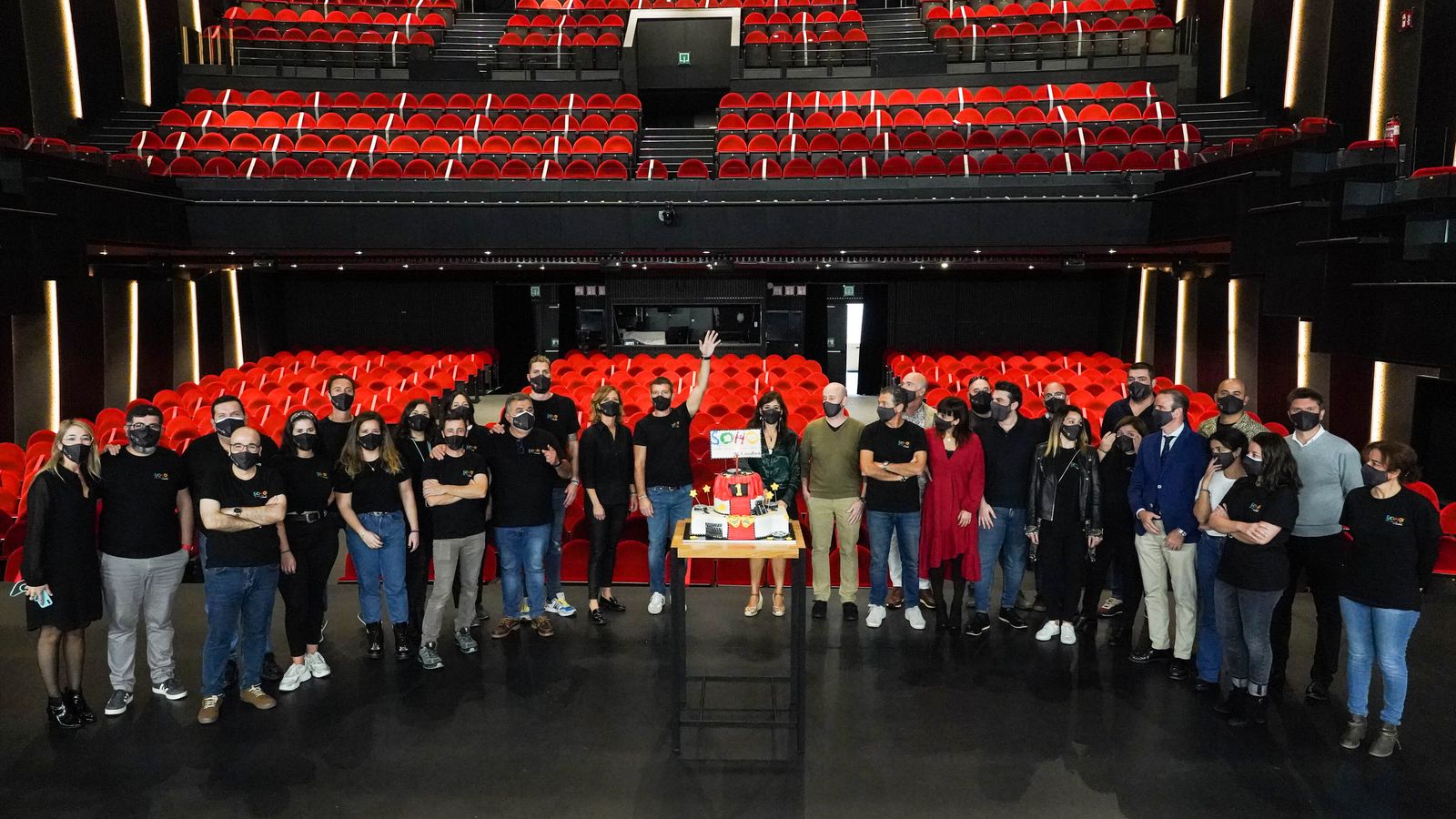 El personal del Teatro del Soho Caixabank, al completo, con Antonio Banderas y María Casado.