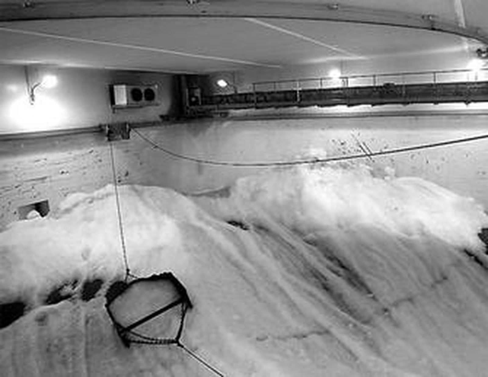 Interior de la fábrica de hielo cerrada hace algunos meses.