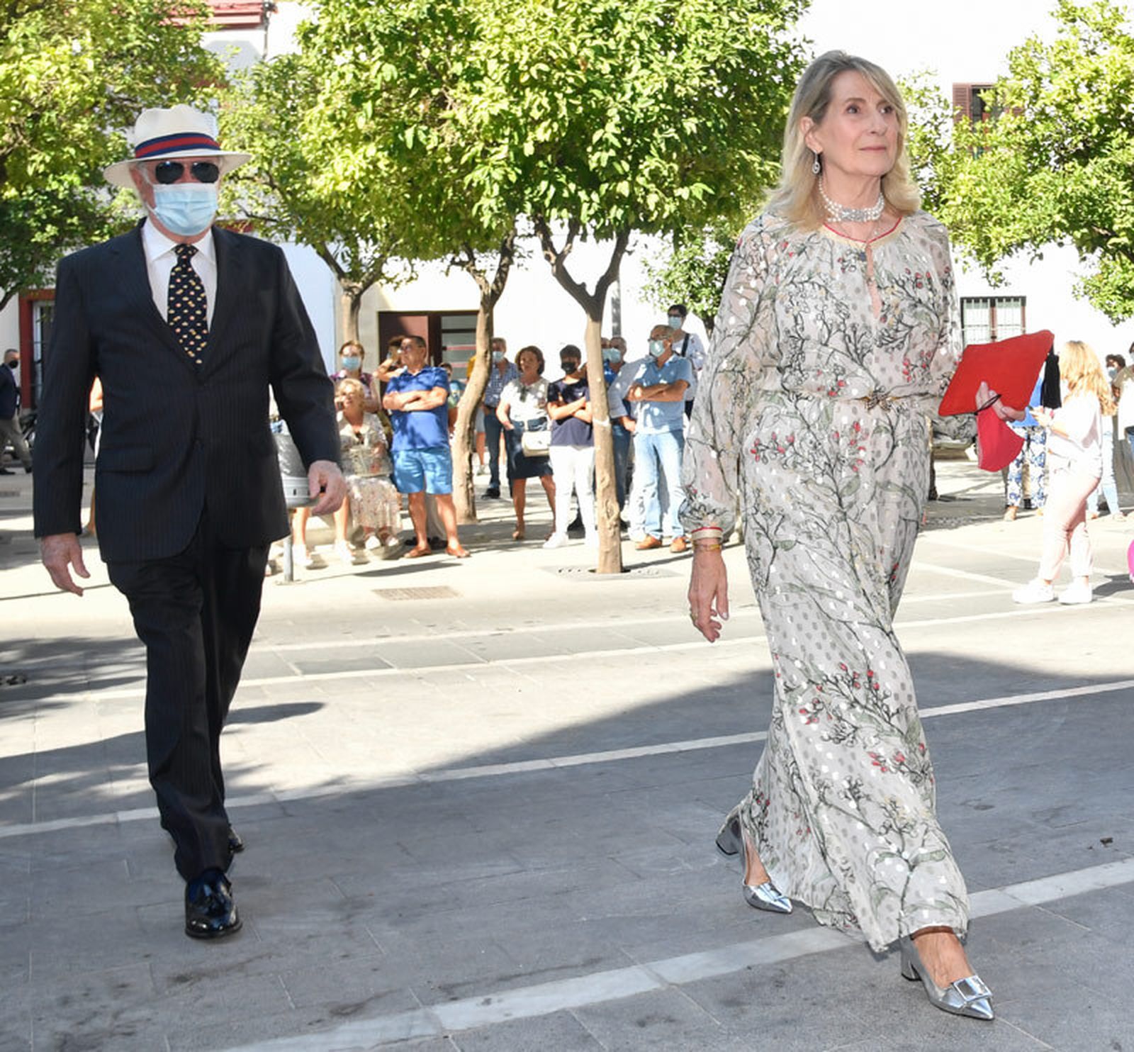 Lucila Domeq, tía de la novia y hermana de la recordada Sandra Domecq, con vestido de color marfil y dorado.