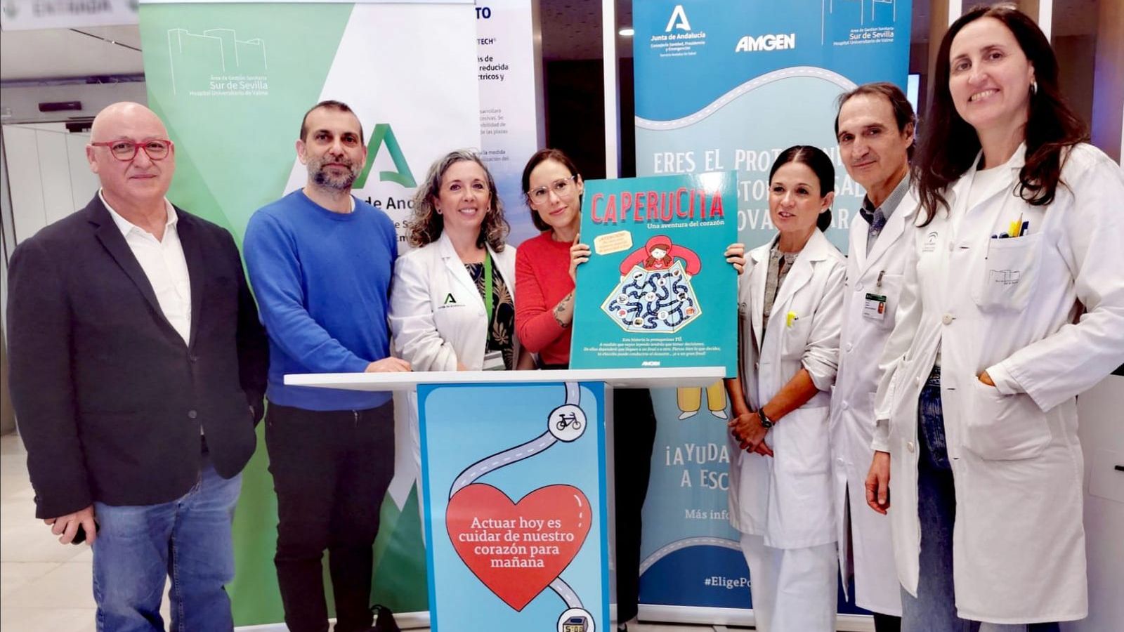 Presentación de la iniciativa en el vestíbulo principal del Hospital de Valme con la directora gerente, directora médica, jefe del servicio y supervisora de enfermería de Cardiología, escritor y diseñadora gráfica junto a Amgen como entidad impulsora.