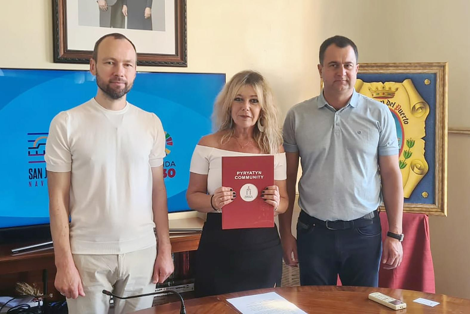 Los tres alcaldes firmando un acuerdo para la cooperación internacional