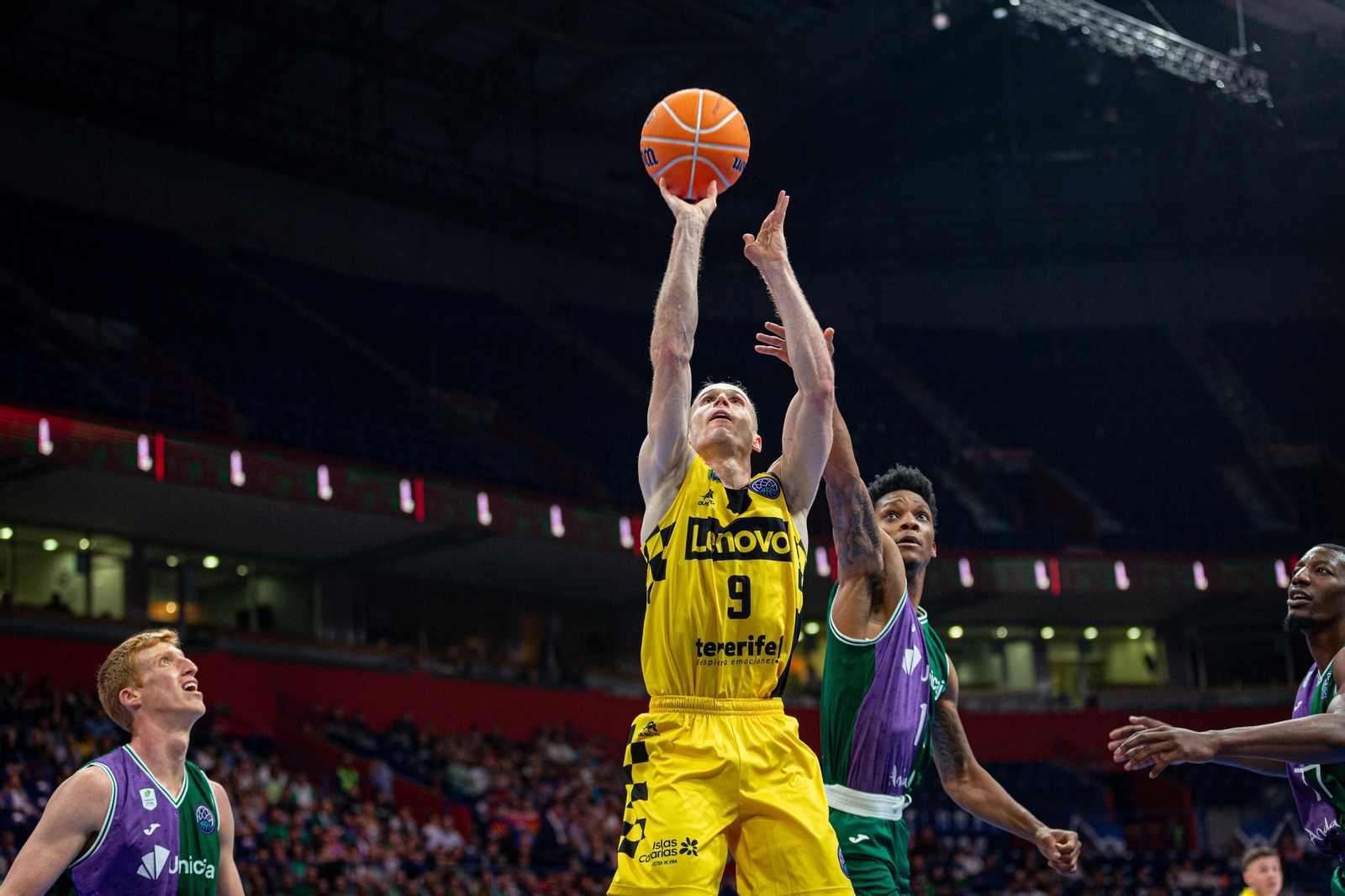 Las fotos de la final de la BCL entre Lenovo Tenerife y Unicaja Baloncesto