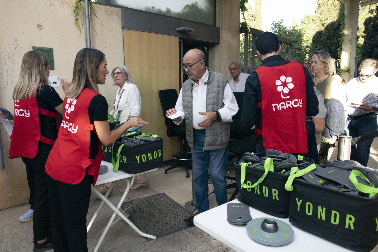 Ambiente festivo antes del concierto de Bob Dylan en Granada, en imágenes
