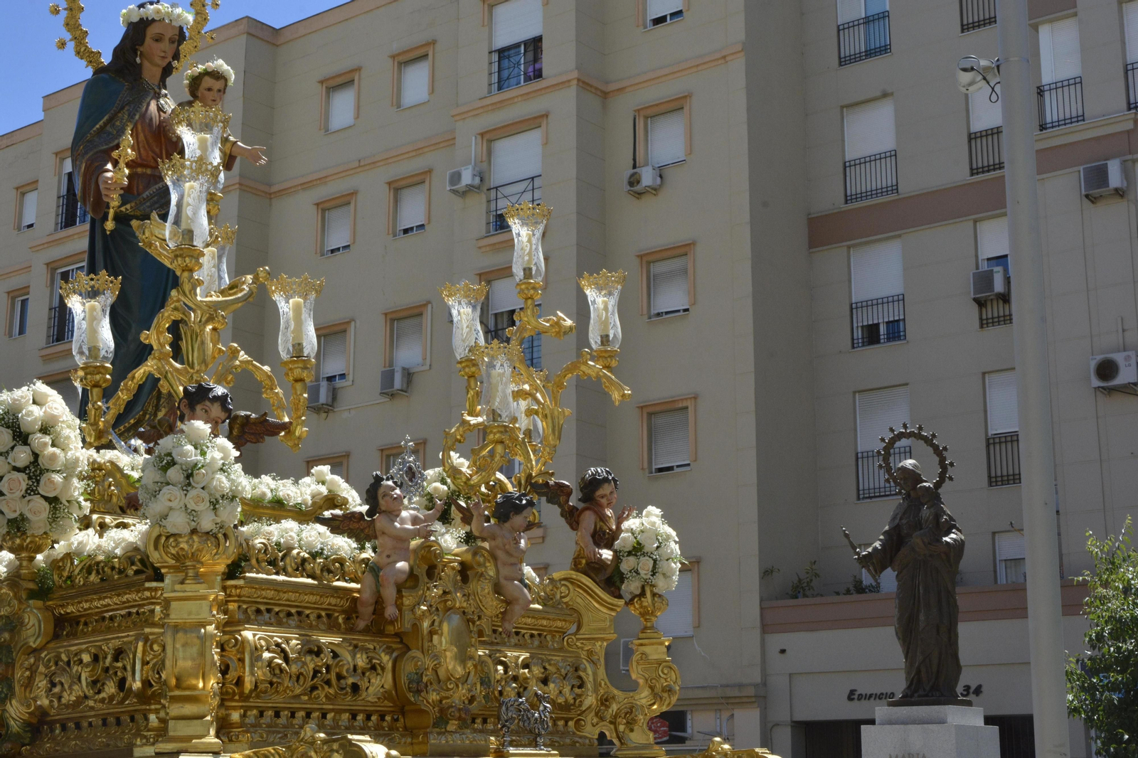 María Auxiliadora ante el monumento en su honor, obra de Martín Lagares.