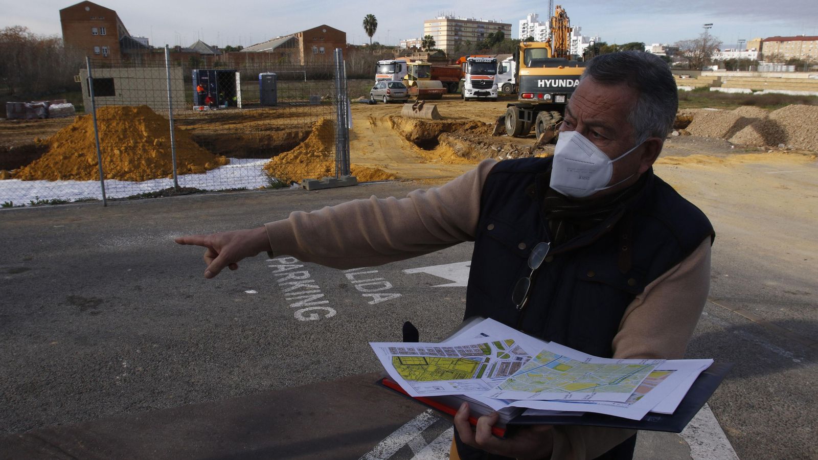 Antonio Martín junto a los planos de la parcela de la Federación Andaluza.