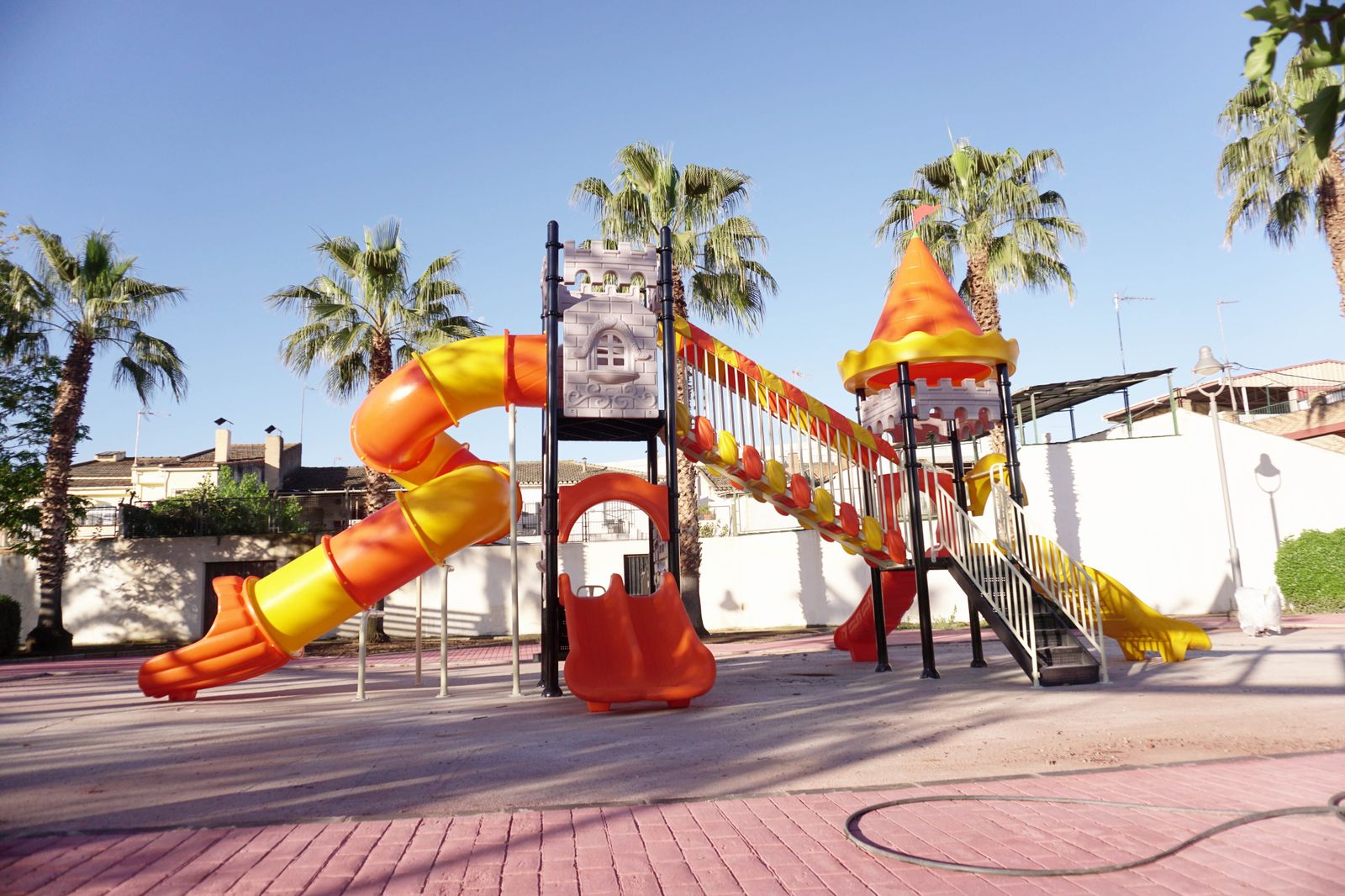 Imagen de los nuevos columpios instalados en la Plaza de las Caserías de Armilla