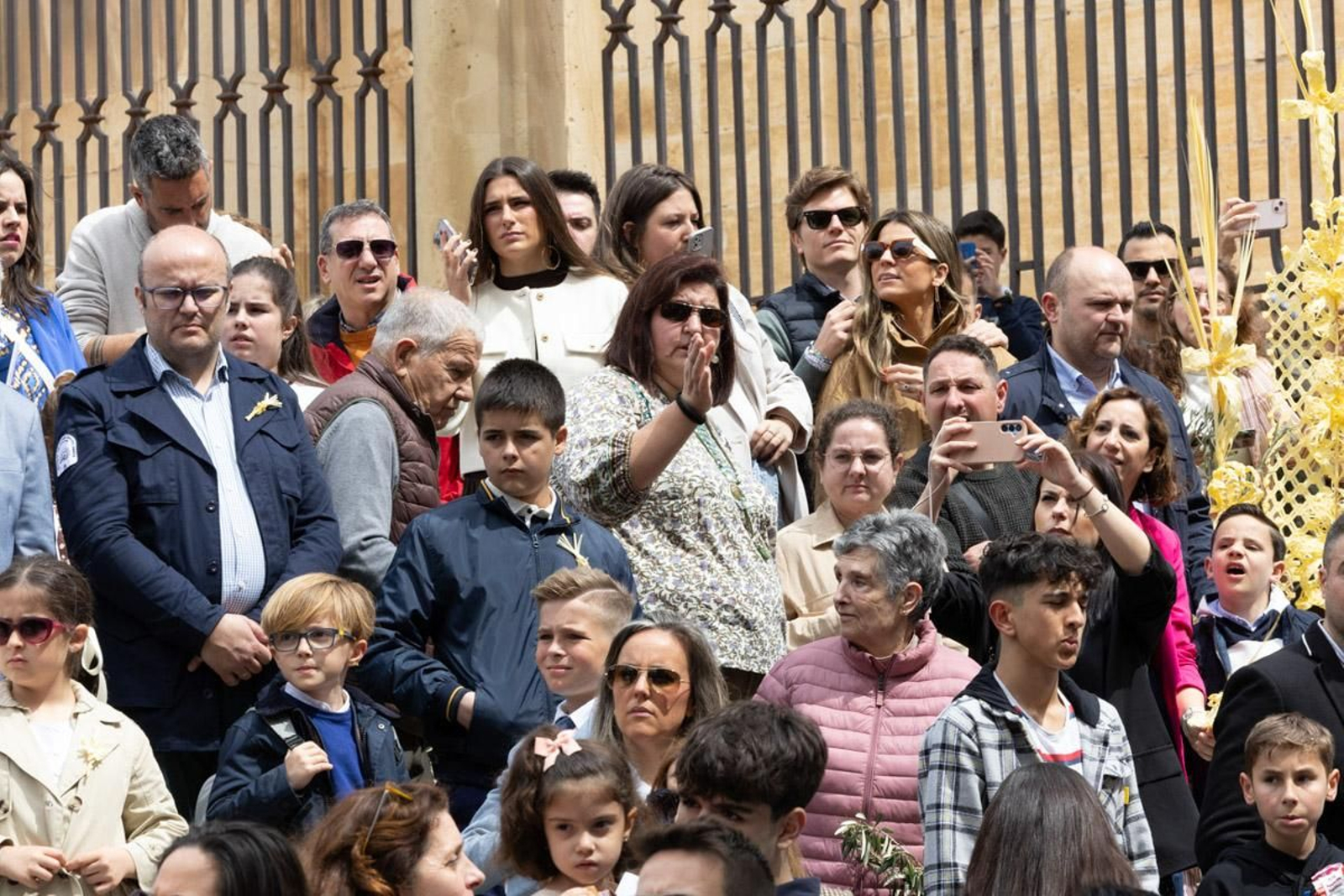 Los jiennenses se echan a la calle para presenciar la primera de las procesiones de la jornada: la Borriquilla (II)