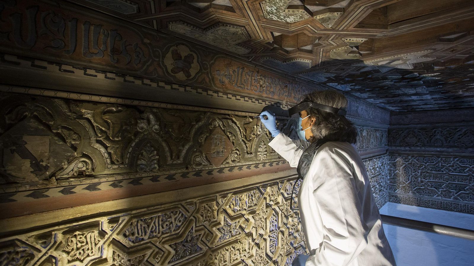 La restauradora trabajando en la decoración.