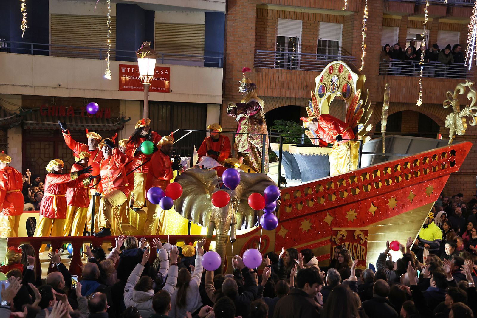 Las mejores fotografías de la salida y recorrido de la cabalgata de Reyes Magos 2026