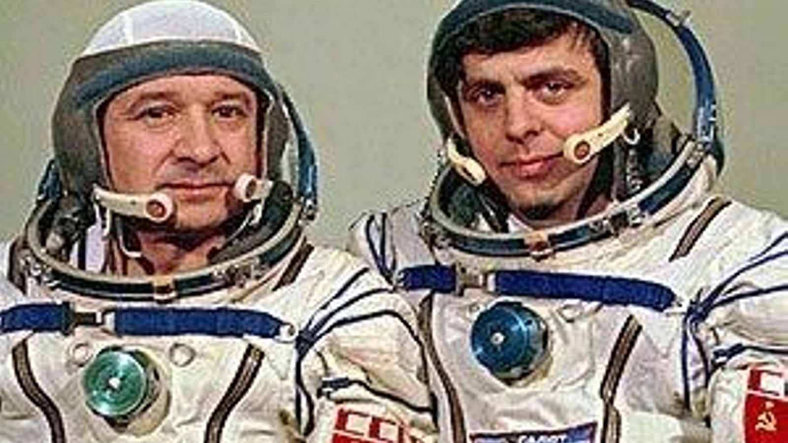 El cosmonauta Kizim, a la izquierda.