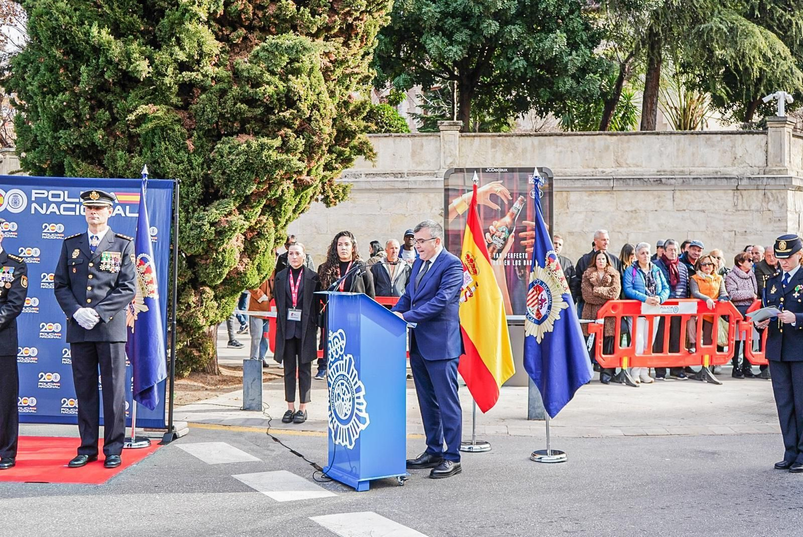 Fotogalería: Granada iza la bandera de España en el bicentenario de la Policía Nacional