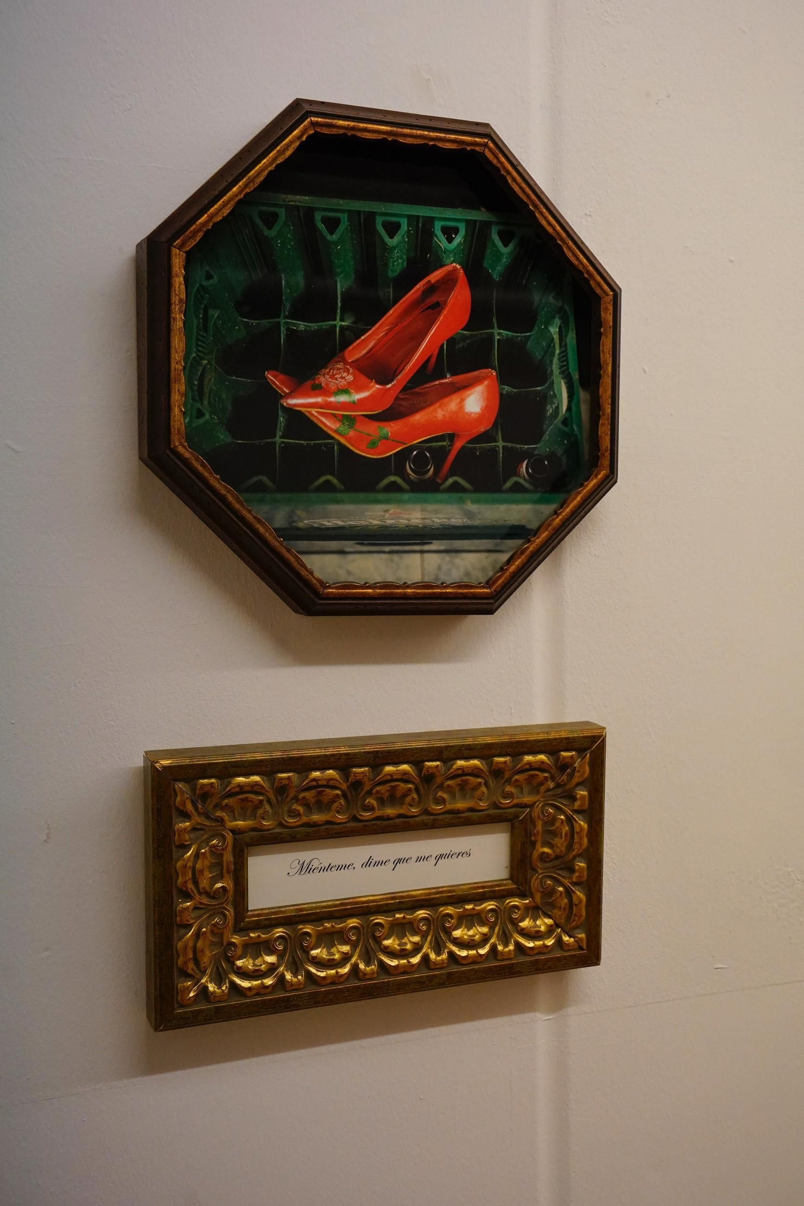 Fotos a Natalia Leiva con su exposición Miénteme, dime que me quieres