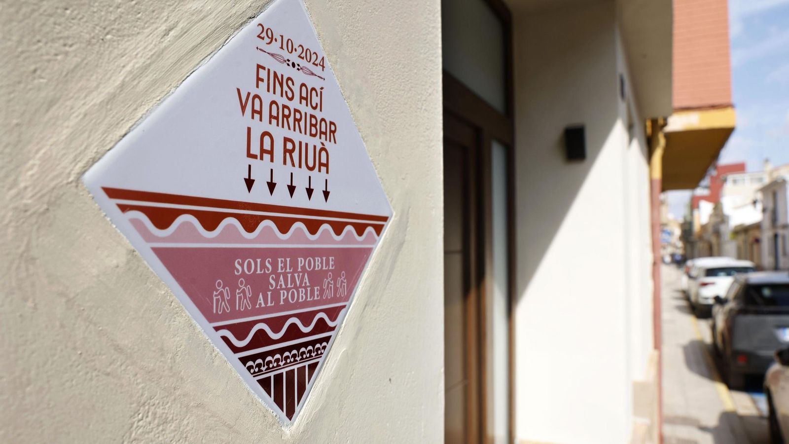 Un azulejo marca el nivel que alcanzó el agua el día de la riada.