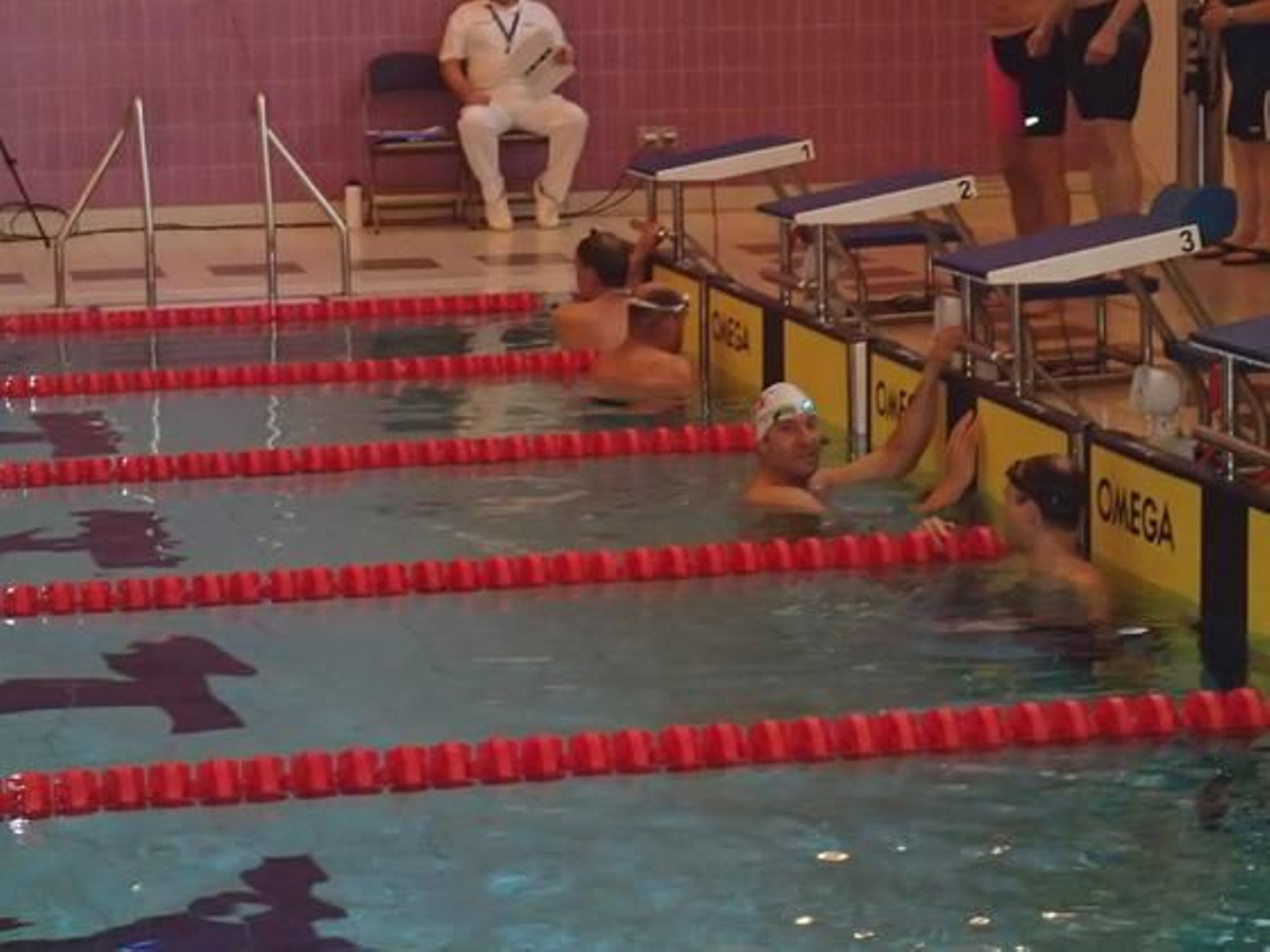 Llegada de Francisco Lora en la prueba 100 metros braza