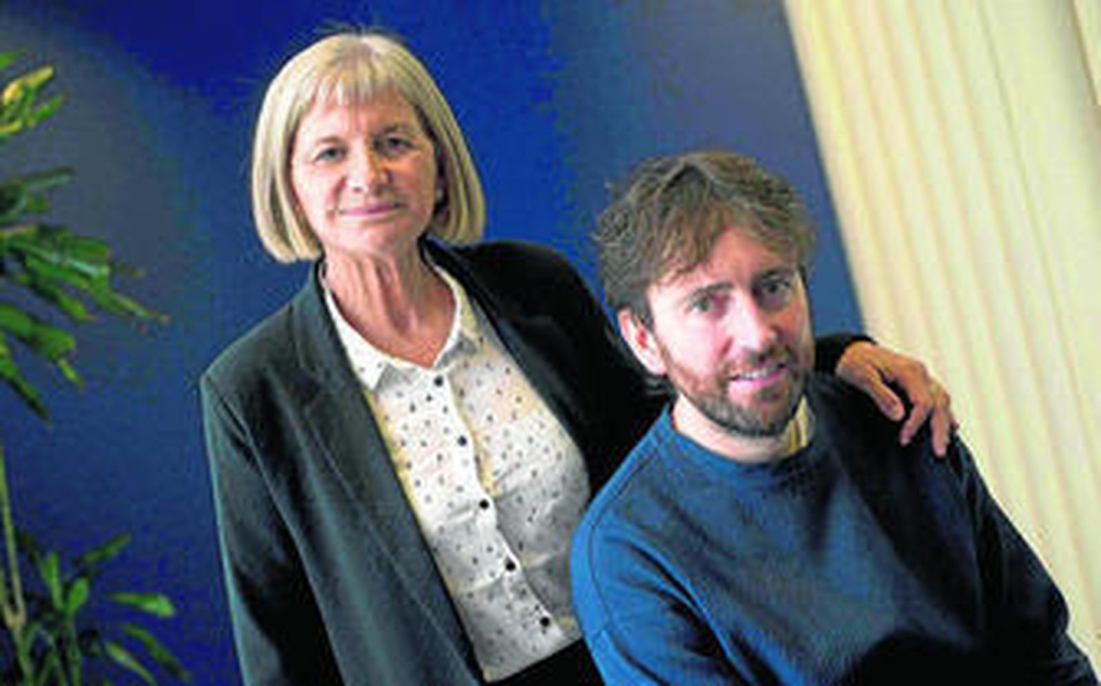 Alicia Giménez-Bartlett y Daniel Sánchez Arévalo posan ayer en Barcelona