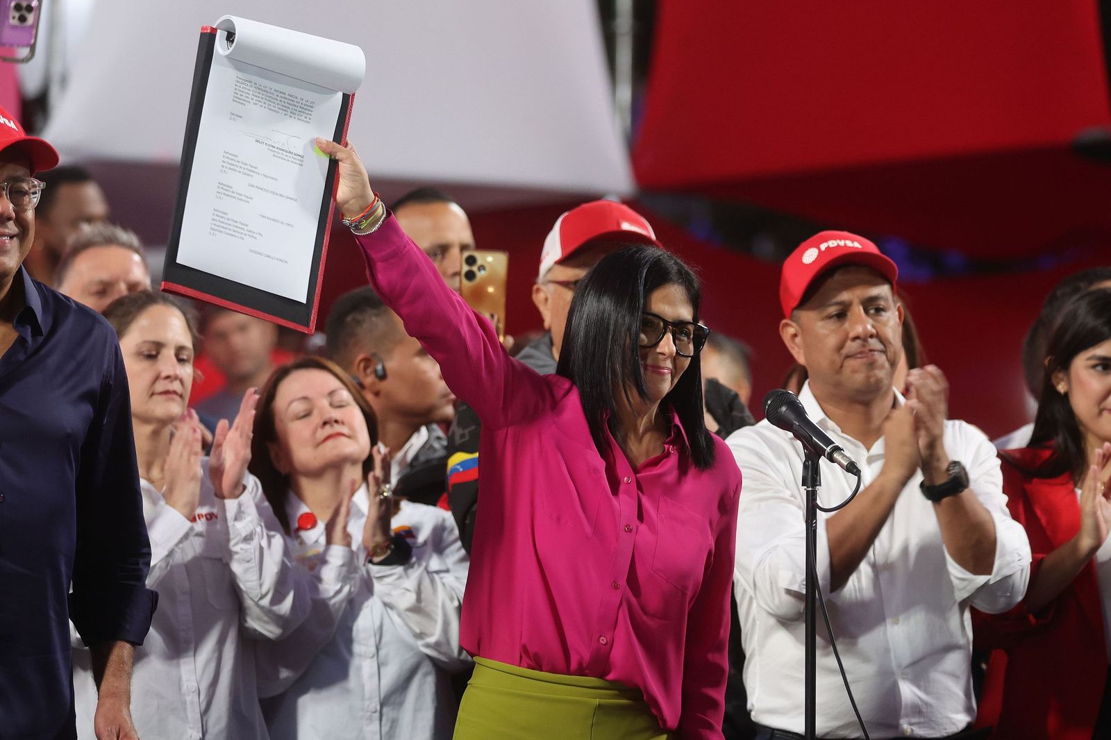 La presidenta encargada de Venezuela, Delcy Rodríguez, tras firmar la reforma que abre el petróleo venezolano al capital extranjero.