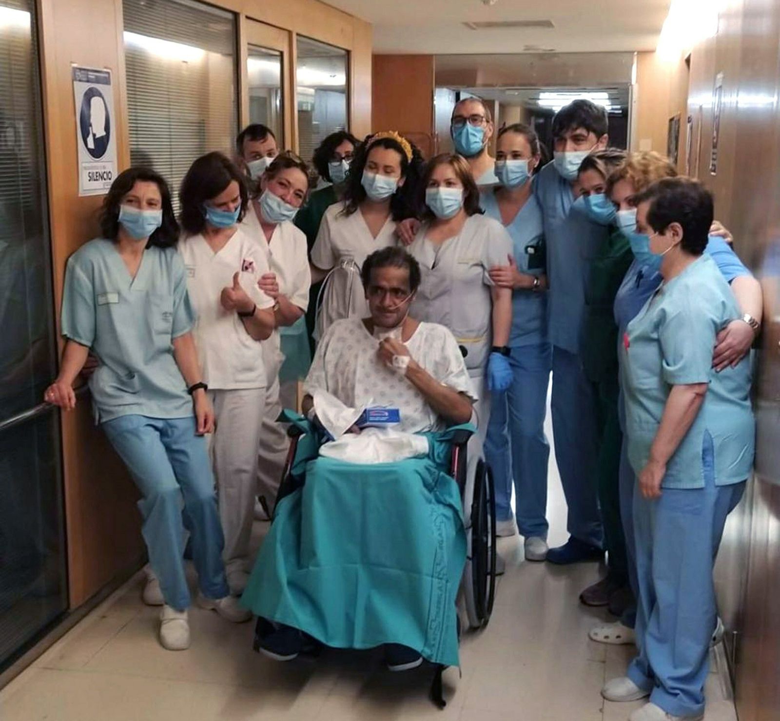 Felicio Silva Saturne, un cocinero uruguayo residente en Orense, saliendo ayer del hospital tras recibir el alta tras un mes y medio en estado crítico.
