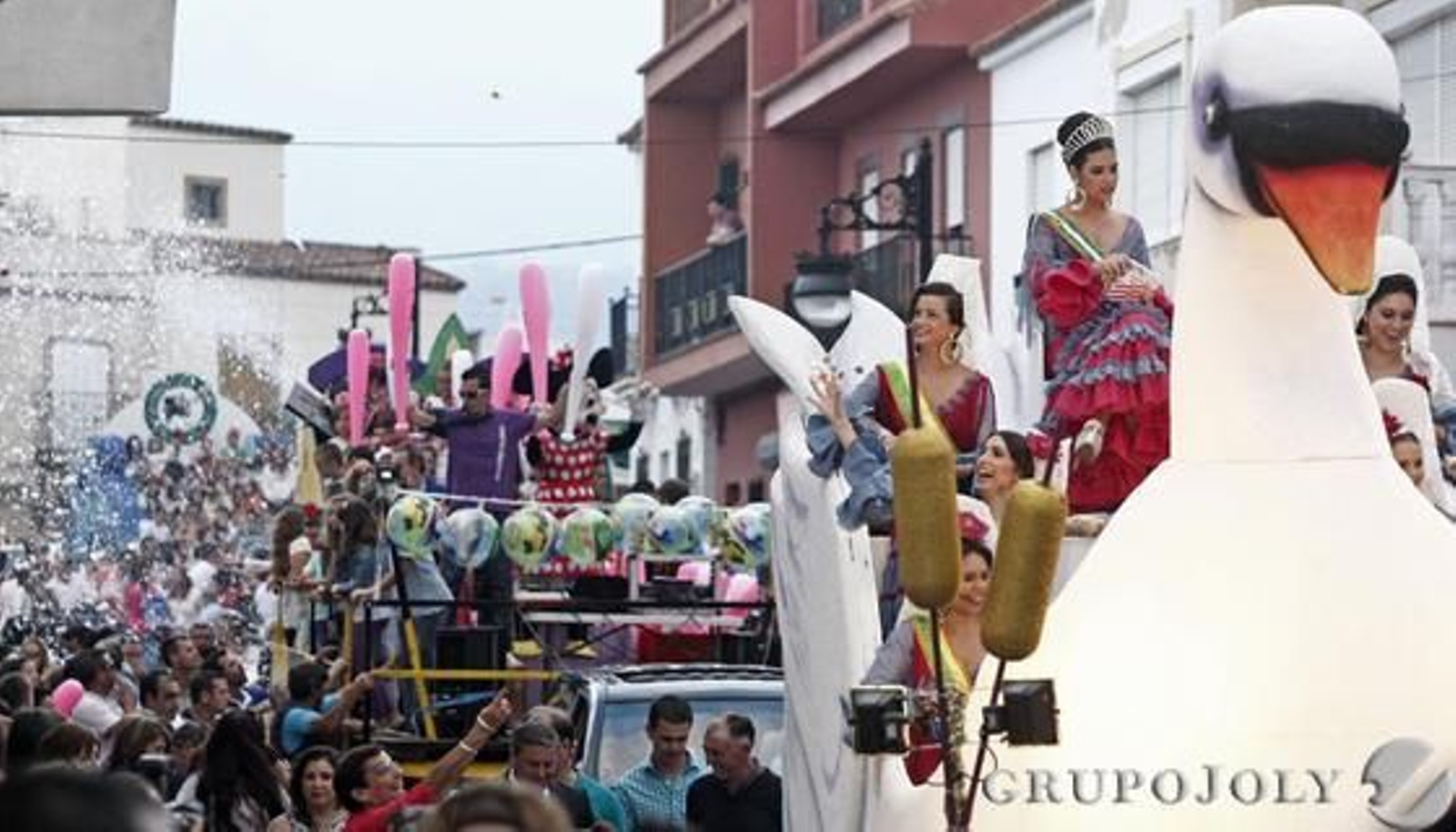 La ubicación de la portada en la avenida Tercer Centenario modifica el recorrido de las seis carrozas.

Foto: Erasmo Fenoy