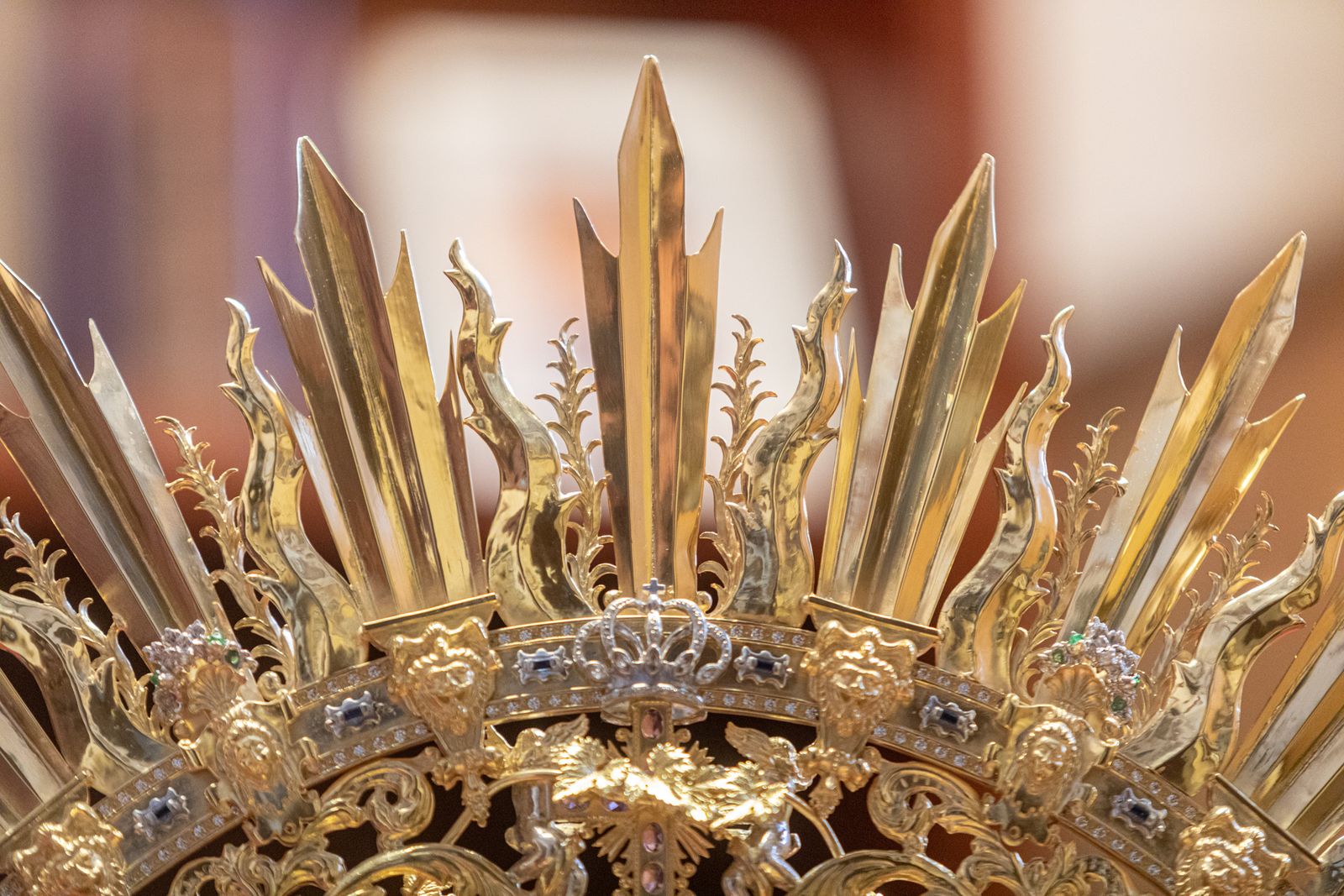 Los detalles de la nueva corona de la Virgen de las Penas.