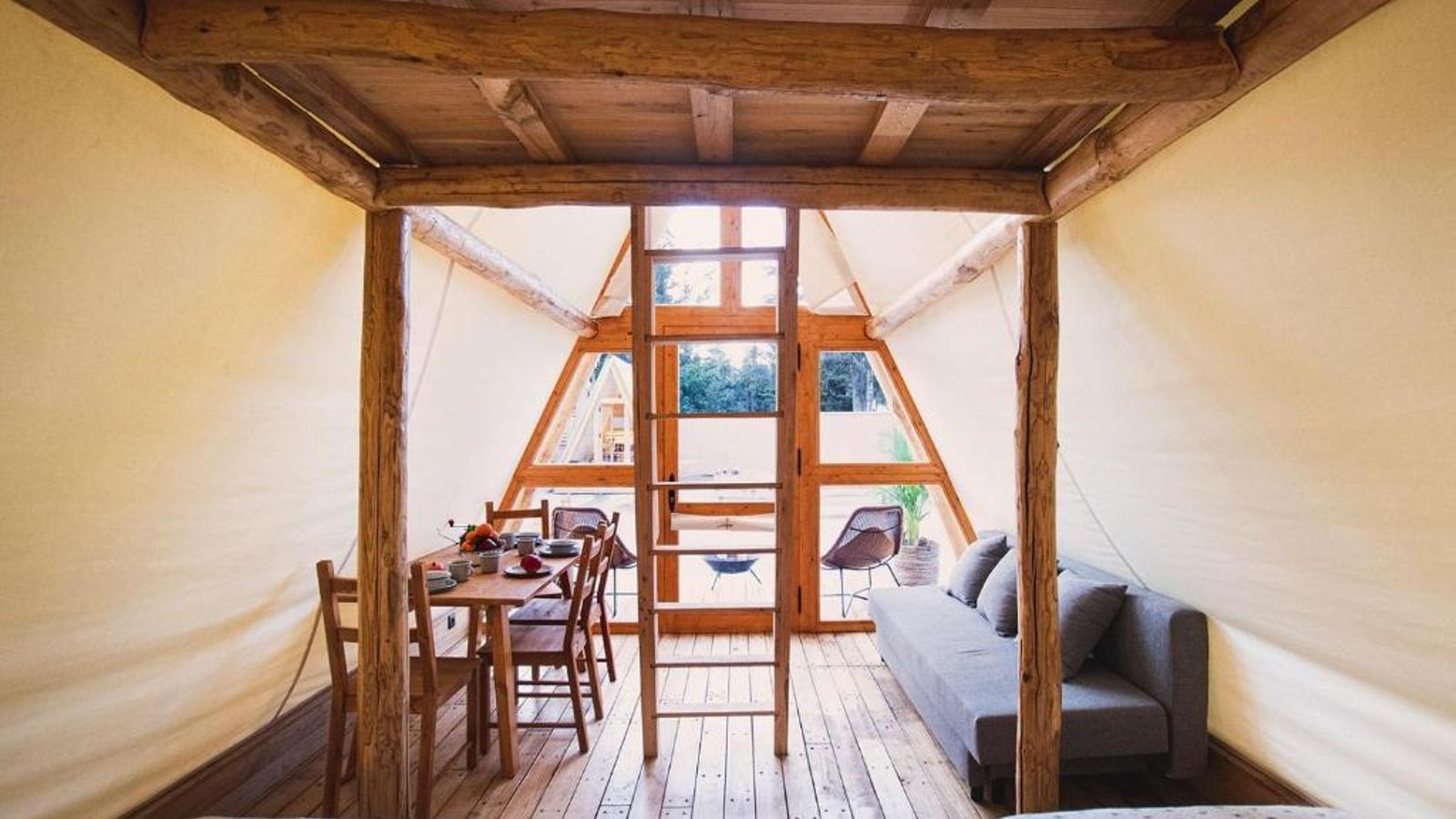 Interior de uno de los alojamientos del glamping Teacampa.